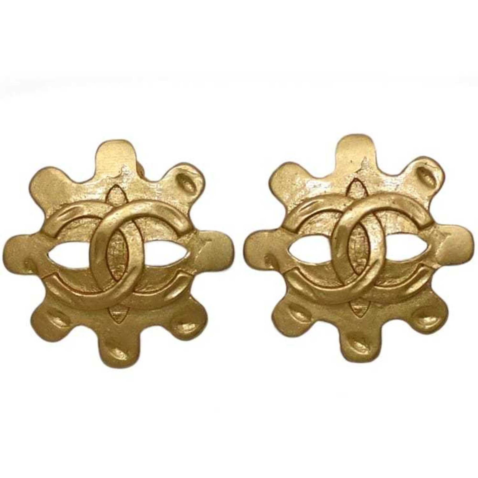 Chanel Clip Earrings Gold Plating: Chanel Clip Earrings Gold Plating Chanel Clip Earrings Gold Plating are a stylish accessory featuring gold plating, adding a touch of luxury to any outfit. Measuring 24.60mm x 25.00mm x 2.30mm, these