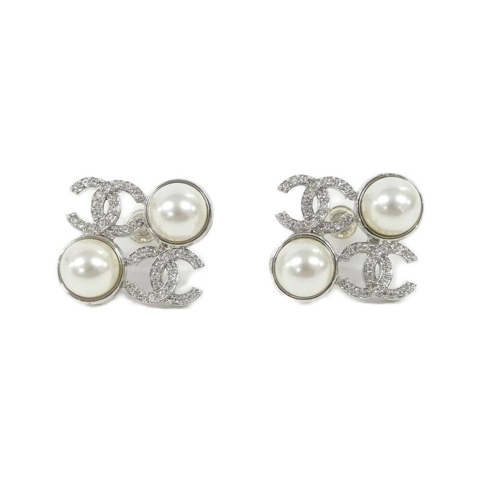 Chanel Stud Earrings: Chanel Stud Earrings Silver and White Chanel Stud Earrings with dimensions of 18.00mm x 20.00mm, featuring a classic design that complements any outfit. The stud earrings are made from high-quality ma