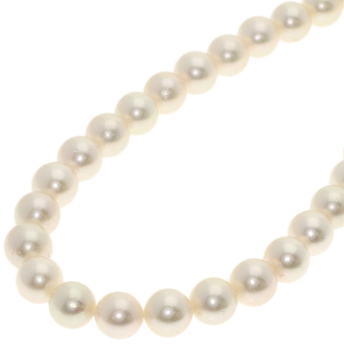 Pearl Necklace Silver Tasaki: Pearl Necklace Silver Tasaki Silver Tasaki Pearl Necklace boasts a sleek, white design with a 16.5-inch length, making it a versatile accessory for everyday wear. The necklace features high-quality si