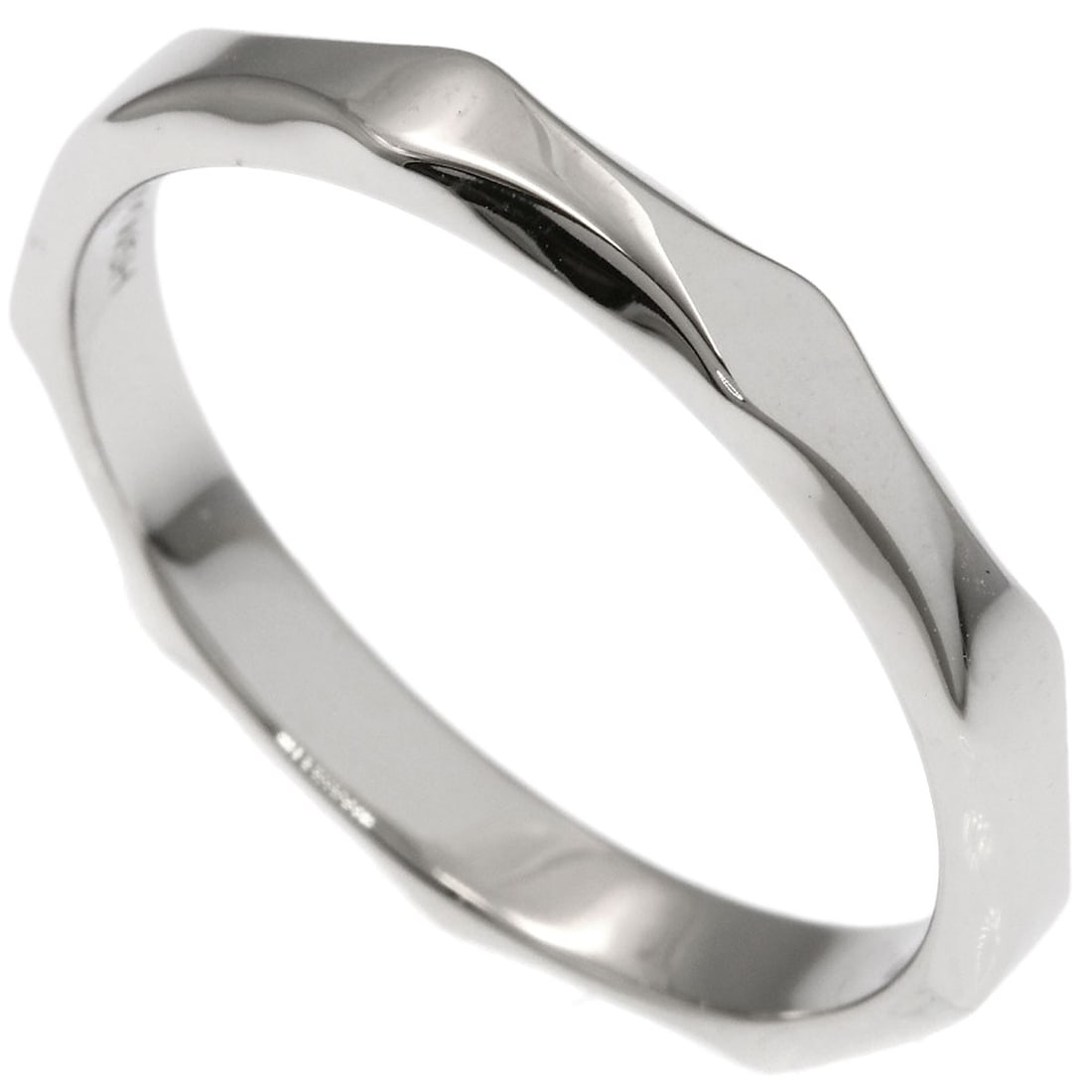 Bvlgari platinum pt950 infinite ring: Bvlgari platinum pt950 infinite ring Bvlgari platinum pt950 infinite ring features a sleek and modern design with a silver metal exterior, crafted from high-quality platinum. The ring's purity is conf