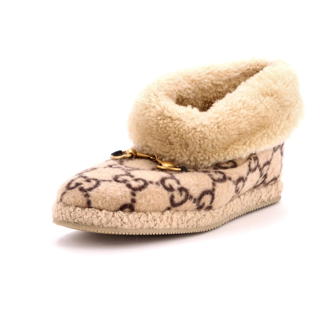 Men's boots with horsebit ankle GG wool shearling: Men's boots with horsebit ankle GG wool shearling Men's Gucci Fria Horsebit Ankle Boots feature a neutral upper made from shearling and wool, with a rich brown interior and aged gold hardware. The
