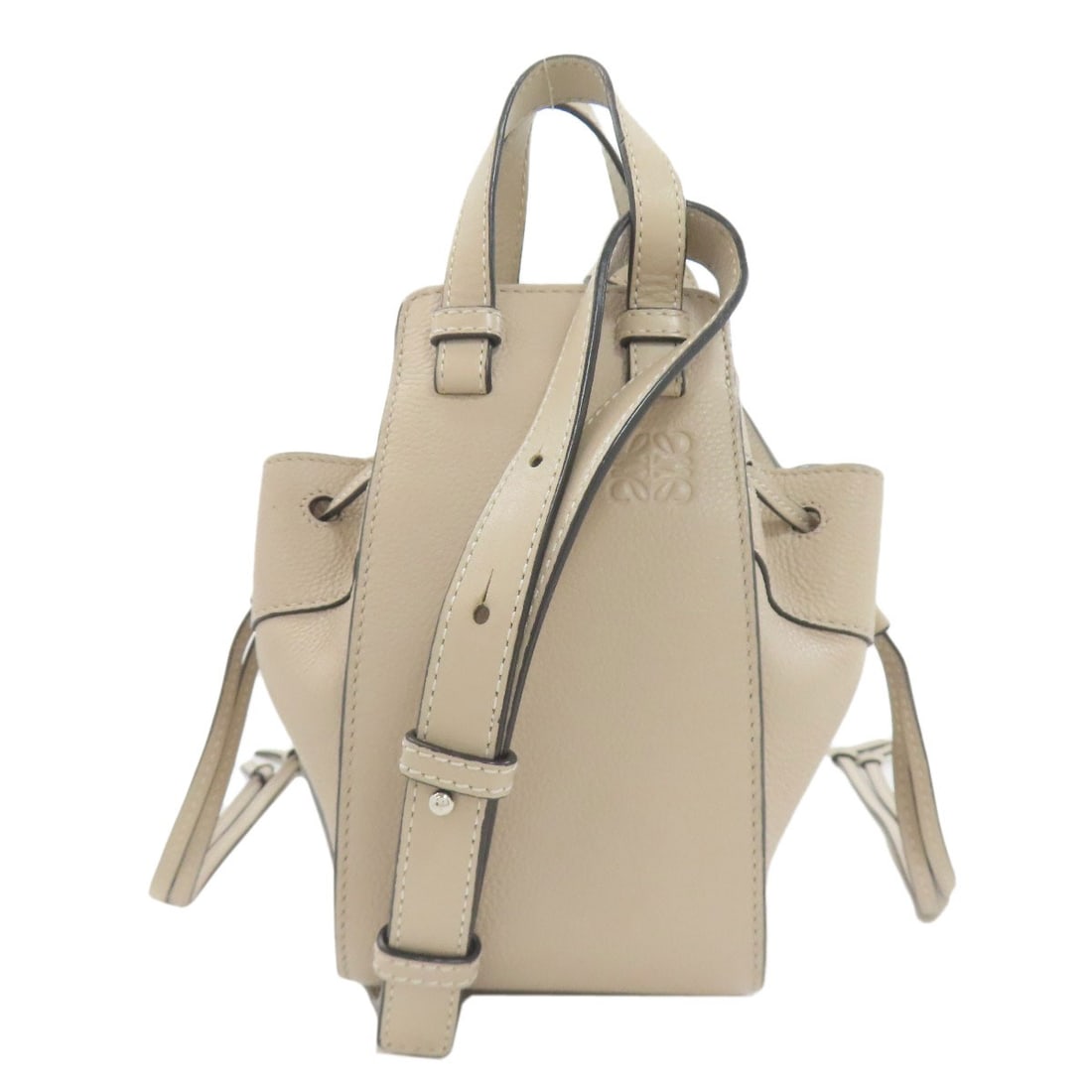 Calf Hammock Mini 2Way Handbag Loewe: Calf Hammock Mini 2Way Handbag Loewe Beige Calf Handbag from LOEWE, featuring an exterior made from high-quality calf leather. The classic design and timeless style make it a versatile accessory for