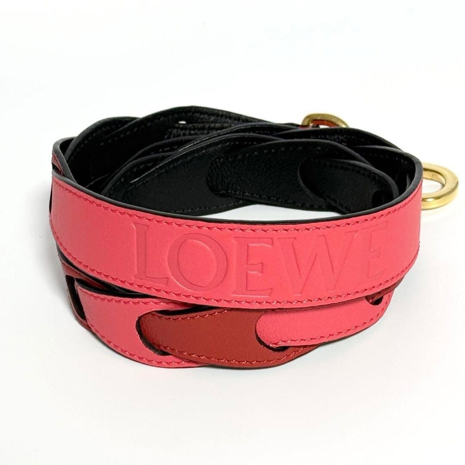 Metal Strap Leather Loewe: Metal Strap Leather Loewe Metal Strap Leather Loewe features a sleek design with a metal strap and high-quality leather. The item measures 96cm x 2.8cm, making it a stylish accessory for women. Comes