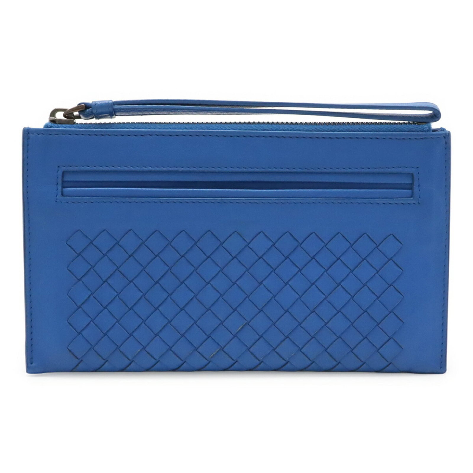 Intrecciato clutch bag Bottega Veneta: Intrecciato clutch bag Bottega Veneta Bottega Veneta's Intrecciato clutch bag boasts its signature woven design, creating a visually striking blue hue. Measuring 12cm x 21cm, the compact size makes it