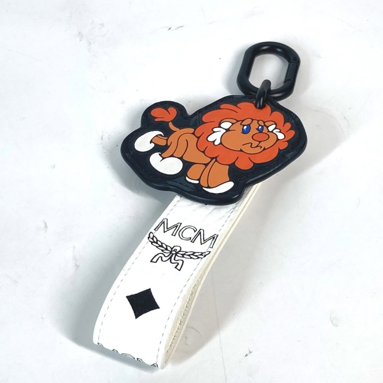 Leather keyring McM: Leather keyring McM White leather keyring, packaged with box and dust bag. A simple yet elegant accessory made from high-quality materials. The item bears a signature. Item Specifics: Brand: MCM Type:
