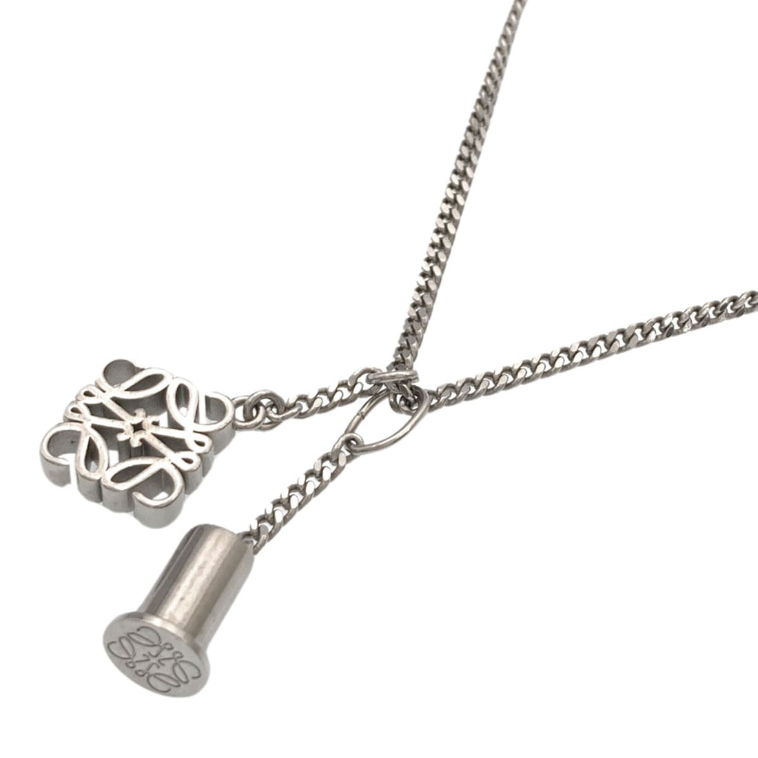 Metal Necklace Personalization Loewe: Metal Necklace Personalization Loewe Silver Metal LOEWE Necklace with Signature. This metal necklace from LOEWE features a silver material and bears a signature, making it a unique piece to add to