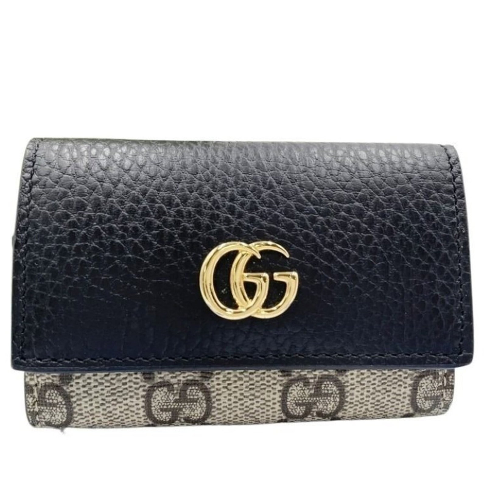 PVC Leather Keycase Gucci: PVC Leather Keycase Gucci PVC Leather Keycase Gucci features a unique blend of materials, combining PVC and leather in its design. The item's compact size makes it easy to carry, measuring 6cm x 9.5cm