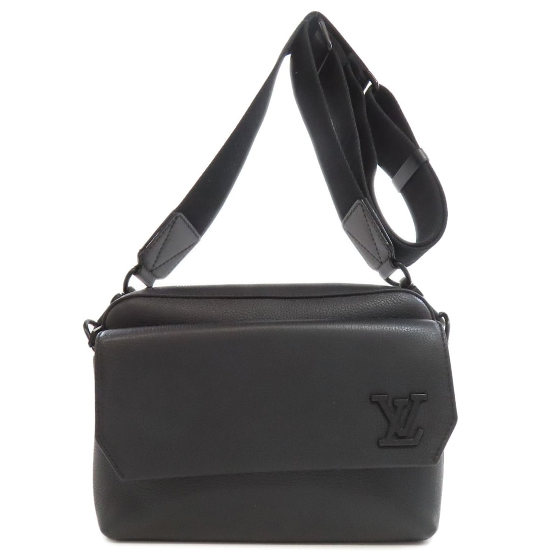 Louis Vuitton M22482 Fast Line Messenger Shoulder Bag Leather: Louis Vuitton M22482 Fast Line Messenger Shoulder Bag Leather The Louis Vuitton M22482 Fast Line Messenger Shoulder Bag Leather features a sleek black exterior made from high-quality leather, showcasi