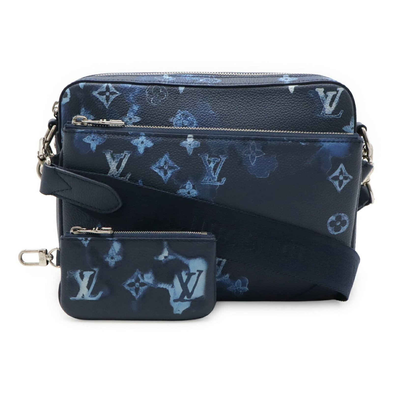 Shoulder Bag Monogram Canvas Louis Vuitton: Shoulder Bag Monogram Canvas Louis Vuitton The Louis Vuitton Shoulder Bag features a striking blue monogram canvas design, showcasing the iconic brand's signature style. Measuring 18cm x 25cm x