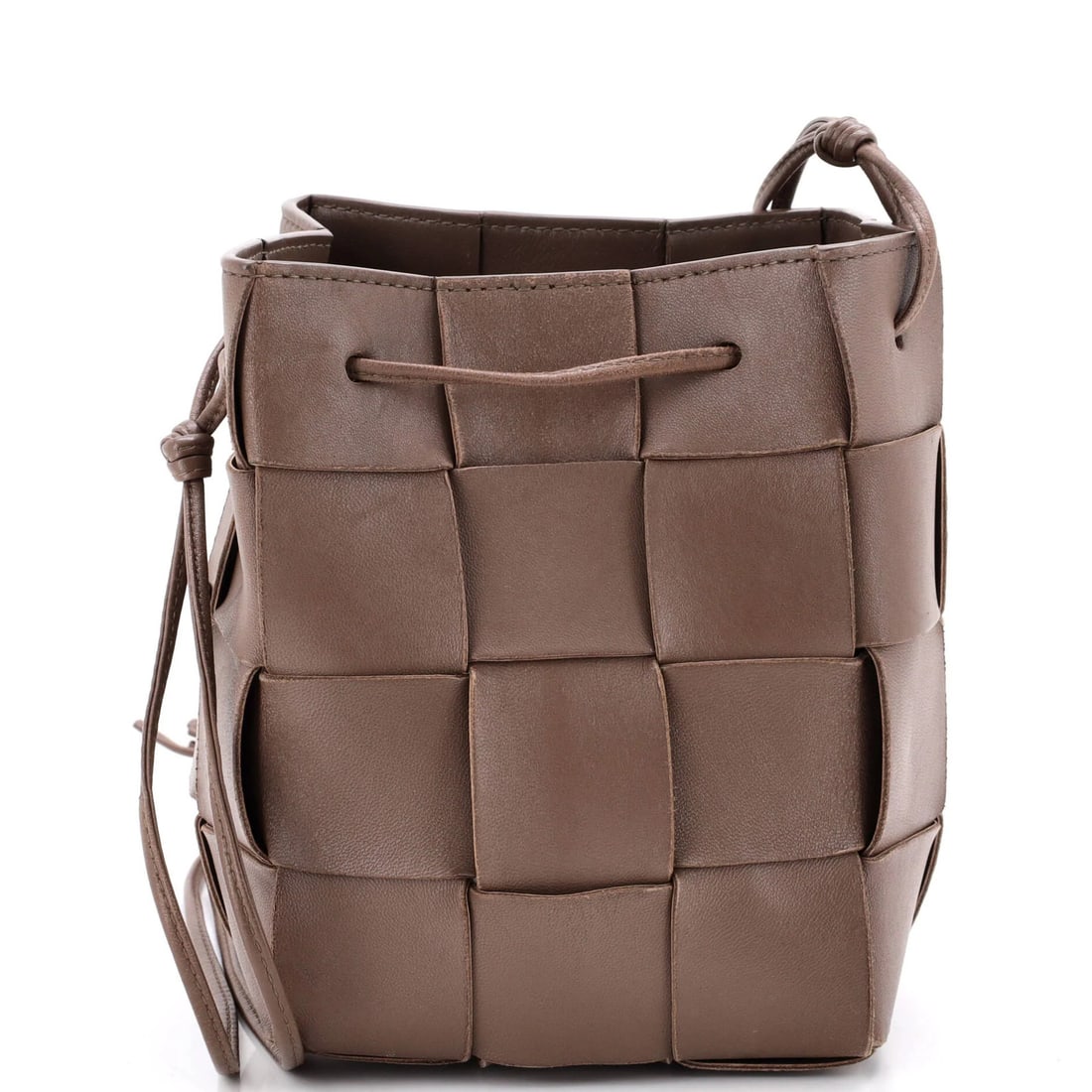 Cassette Bag Small Intrecciato Leather Bucket Maxi Bottega Veneta: Cassette Bag Small Intrecciato Leather Bucket Maxi Bottega Veneta Small Cassette Bucket Bag with Intrecciato Leather in Brown. This Bottega Veneta Maxi style features a classic bucket shape and iconic