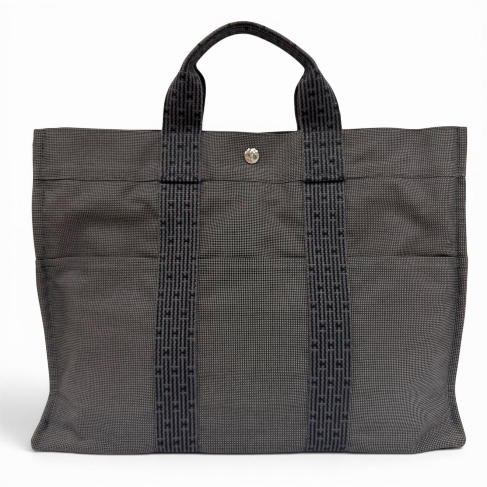Polyamide Polyester Handbag Tote Hermes: Polyamide Polyester Handbag Tote Hermes Polyamide Polyester Handbag Tote Hermes features a stylish gray color with silver hardware, making it a versatile and timeless accessory. Measuring 32cm x 42cm 