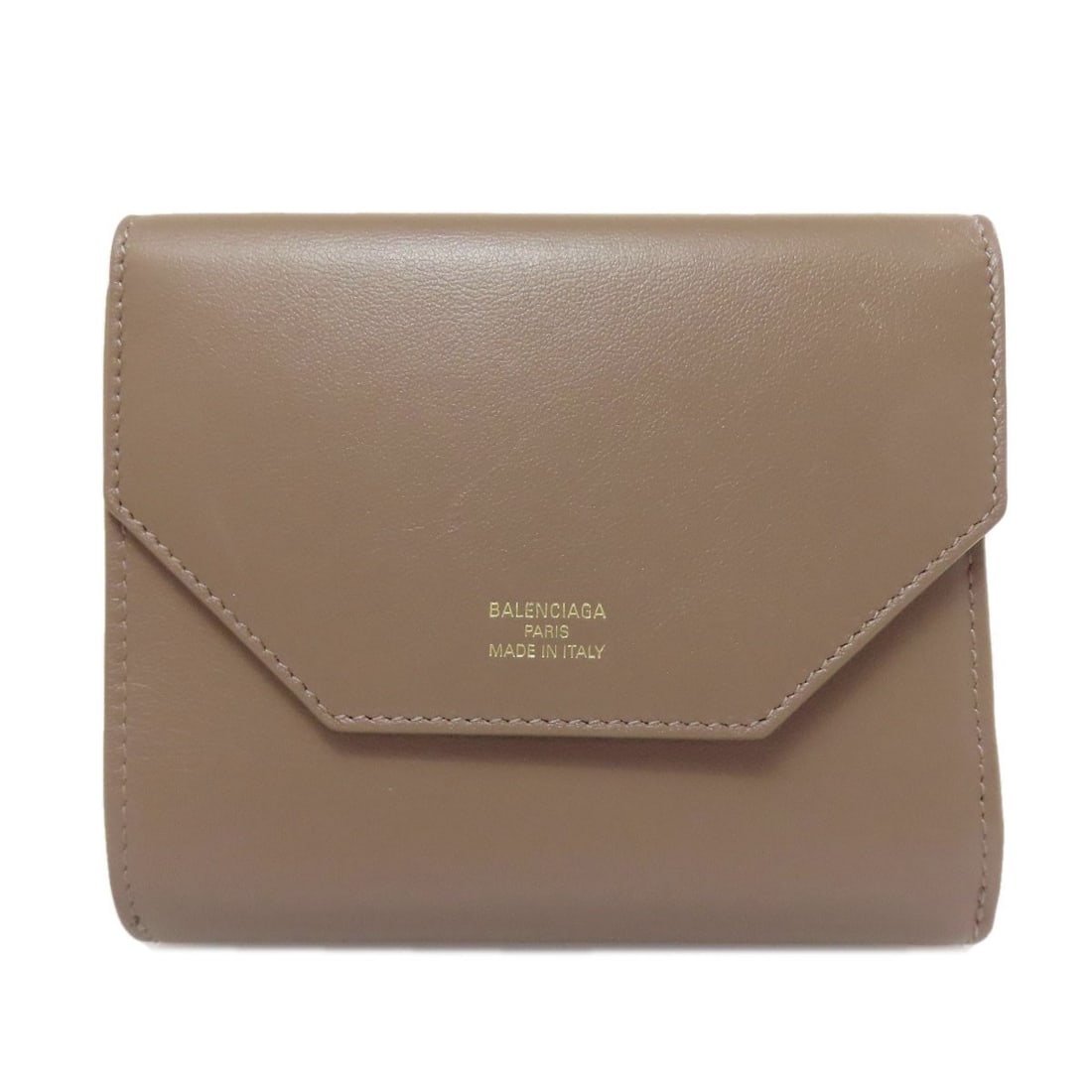 Balenciaga 753762 Logo Bifold Wallet With Coin Pocket Leather: Balenciaga 753762 Logo Bifold Wallet With Coin Pocket Leather Brown leather bifold wallet with coin pocket, featuring a classic design and clean lines. The logo details add a touch of sophistication t