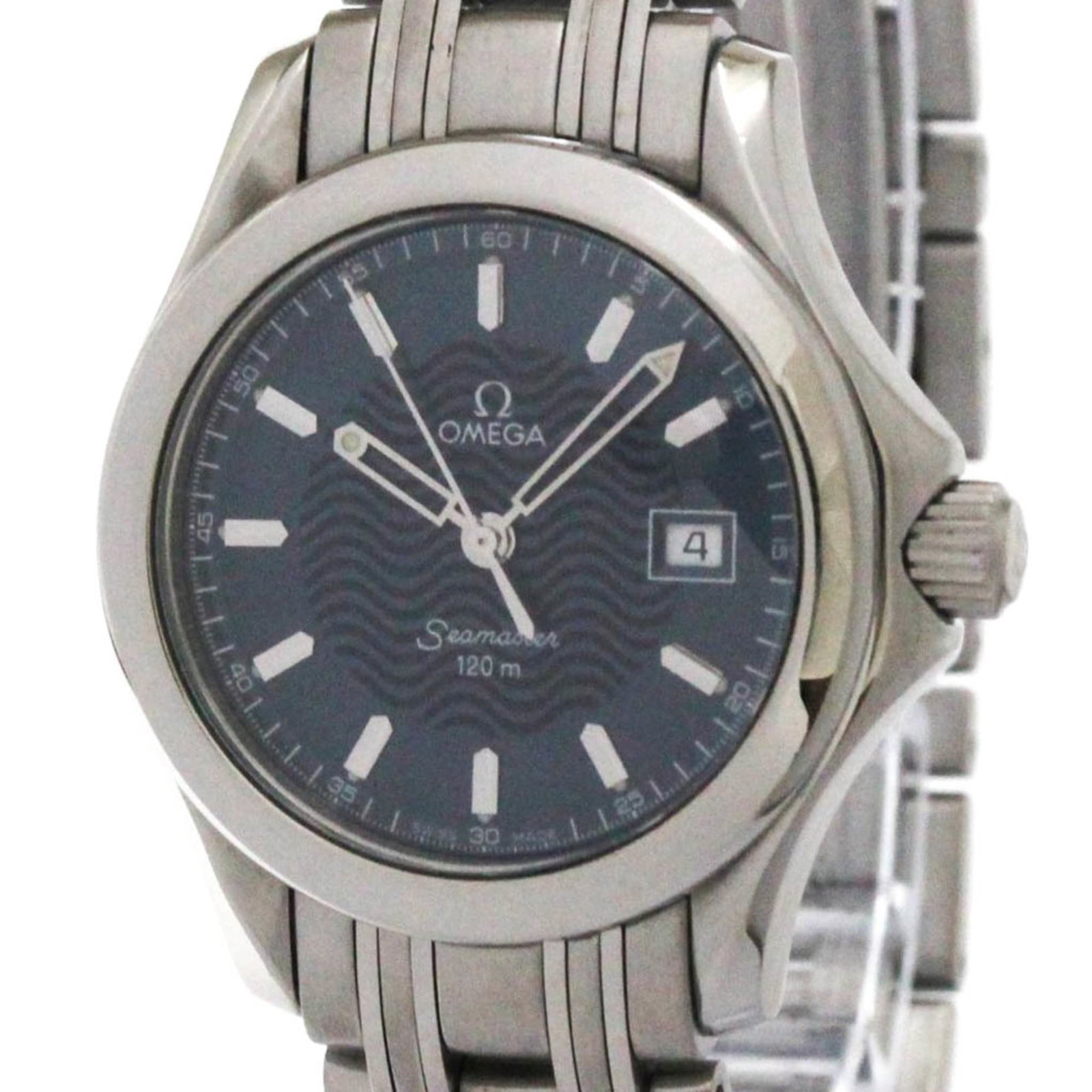 Wristwatch by Omega: Wristwatch by Omega Omega Seamaster Wristwatch in Stainless Steel. This blue-dialled timepiece boasts a sleek 26mm case and weighs just 70g, making it a comfortable accessory for everyday wear. With i