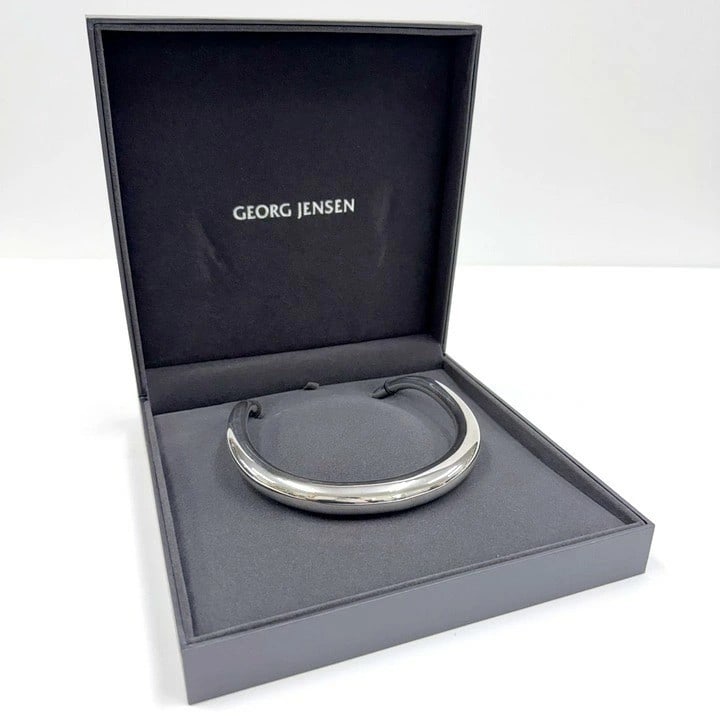 Georg Jensen No.A29A Aura Neck Ring Necklace Sterling Silver with Original Box: Georg Jensen No.A29A Aura Neck Ring Necklace Sterling Silver with Original Box Item Specifics: Brand: Georg Jensen Type: Necklace Metal Purity: 925 Color: Silver Style: Choker necklace Base Metal: Ste