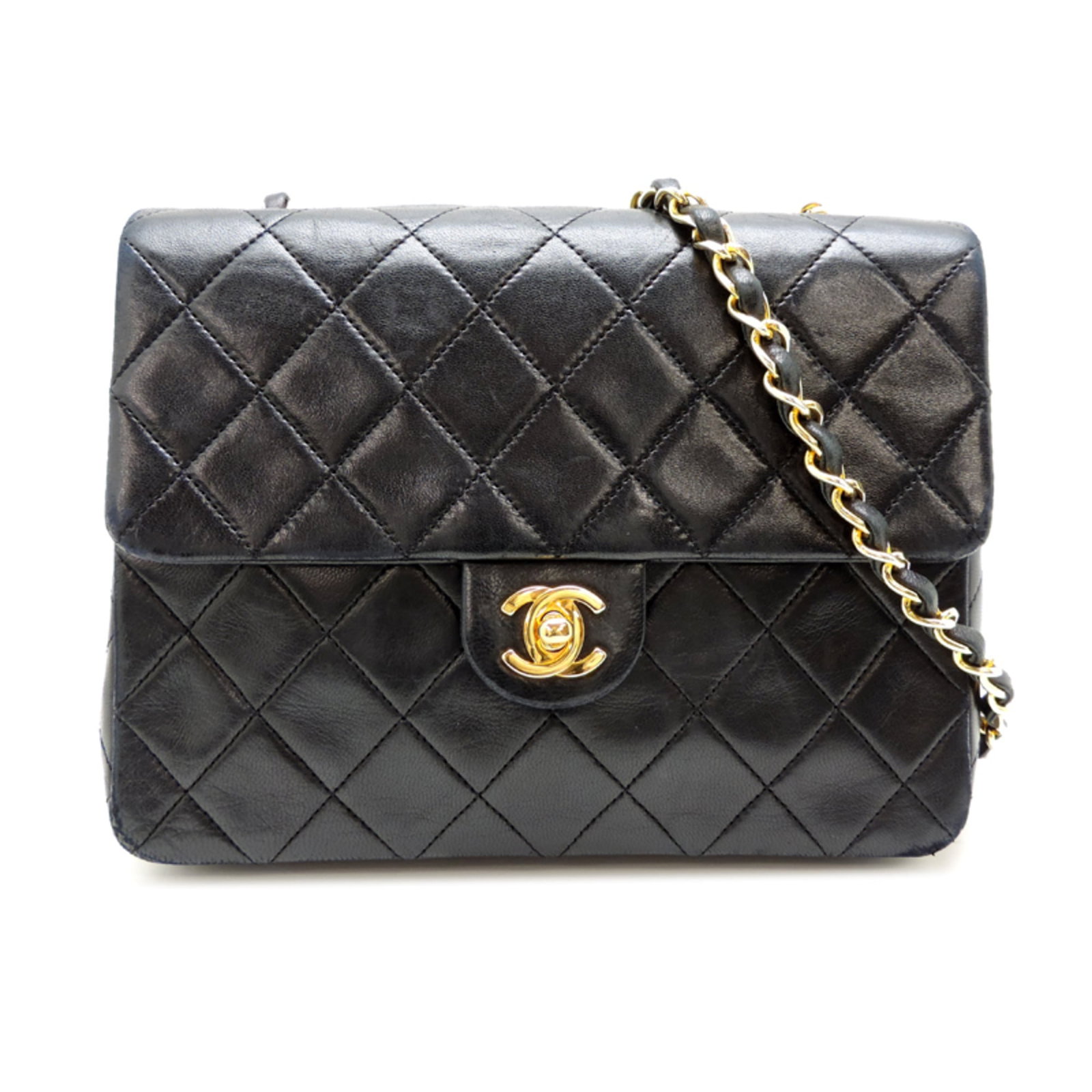Shoulder Bag Leather Chanel: Shoulder Bag Leather Chanel This black lambskin shoulder bag from Chanel features classic design elements and premium leather construction. Measuring 15cm x 20cm x 6cm, it offers a stylish and compact