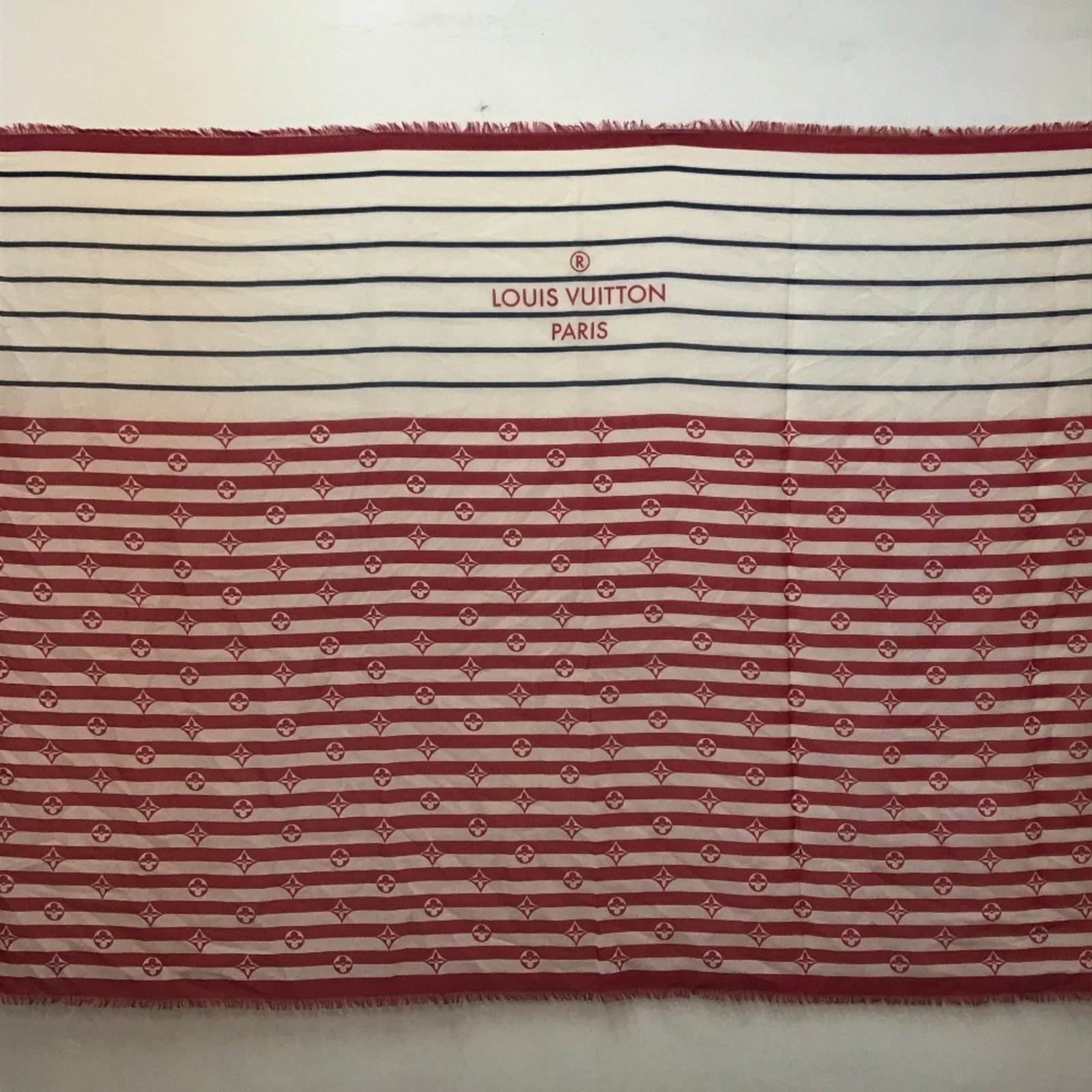 Stole Louis Vuitton Cotton: Stole Louis Vuitton Cotton White Louis Vuitton Cotton Stole measures 76.0 inches wide and 39.0 inches tall, featuring a classic design with clean lines and minimal embellishments. The cotton material 