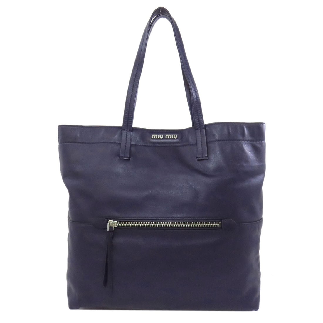 Logo tote bag leather Miumiu: Logo tote bag leather Miumiu Blue leather tote bag from MIUMIU, featuring a blue exterior with a signature. Made from high-quality leather, this stylish tote bag is a great accessory for everyday use.