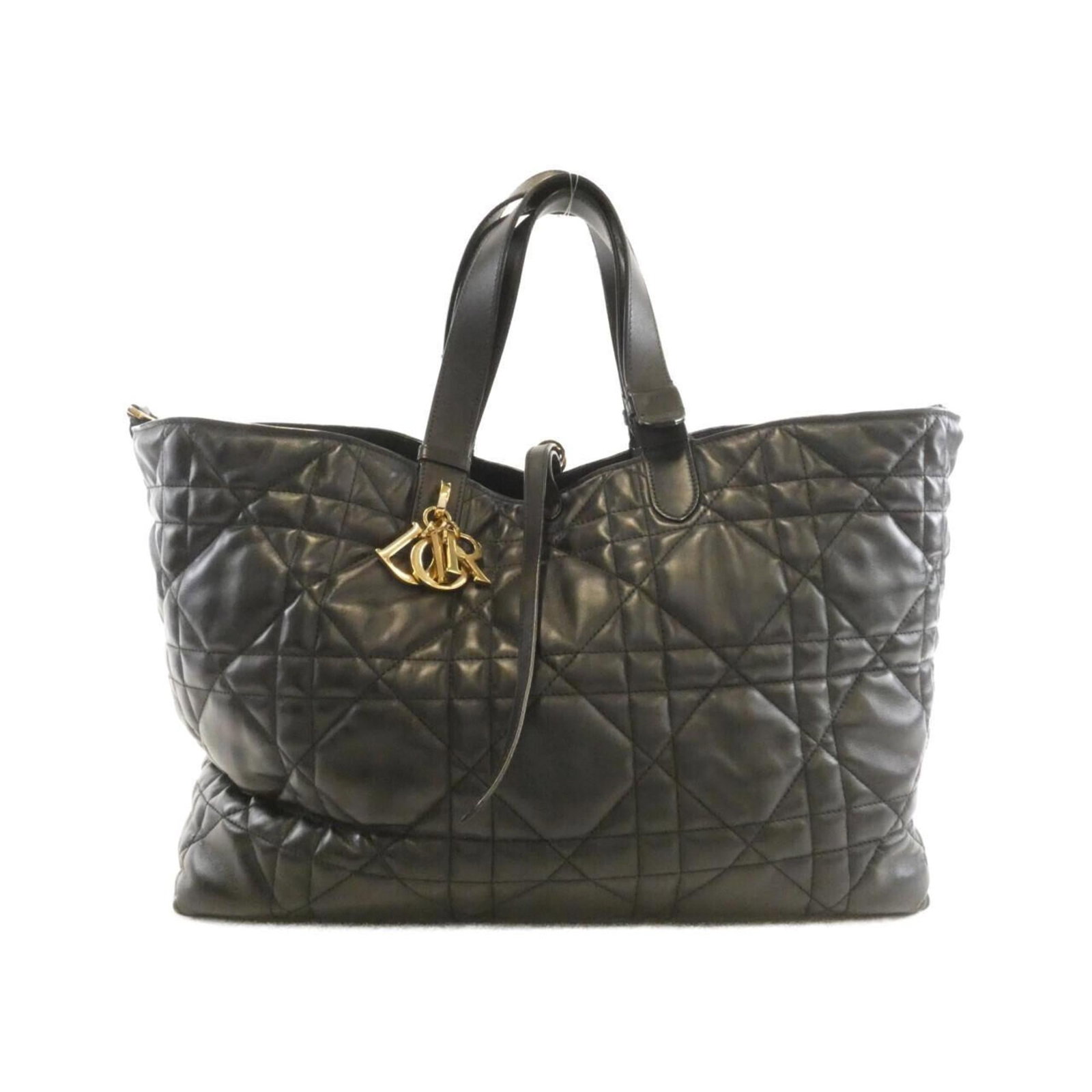 Handbag Christian Dior Leather: Handbag Christian Dior Leather This black Christian Dior handbag features high-quality calfskin leather, crafted with attention to detail and timeless design. Measuring 27cm x 37cm x 19cm, it offers a