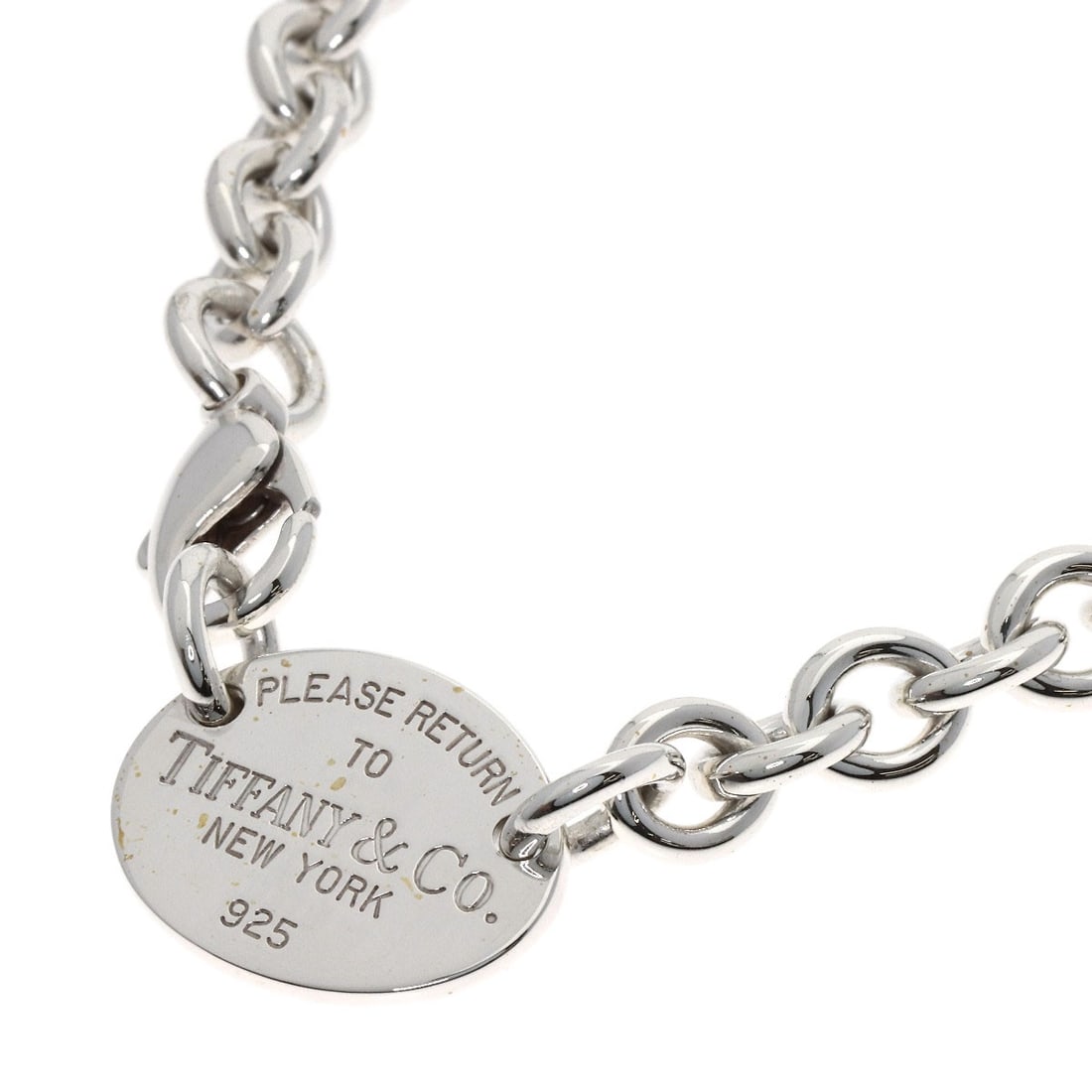 Return to Tiffany oval silver necklace: Return to Tiffany oval silver necklace Tiffany&Co.'s iconic oval silver necklace, crafted from sterling silver (SV) metal, boasts a sleek and sophisticated design. This timeless piece measures 15.3 in