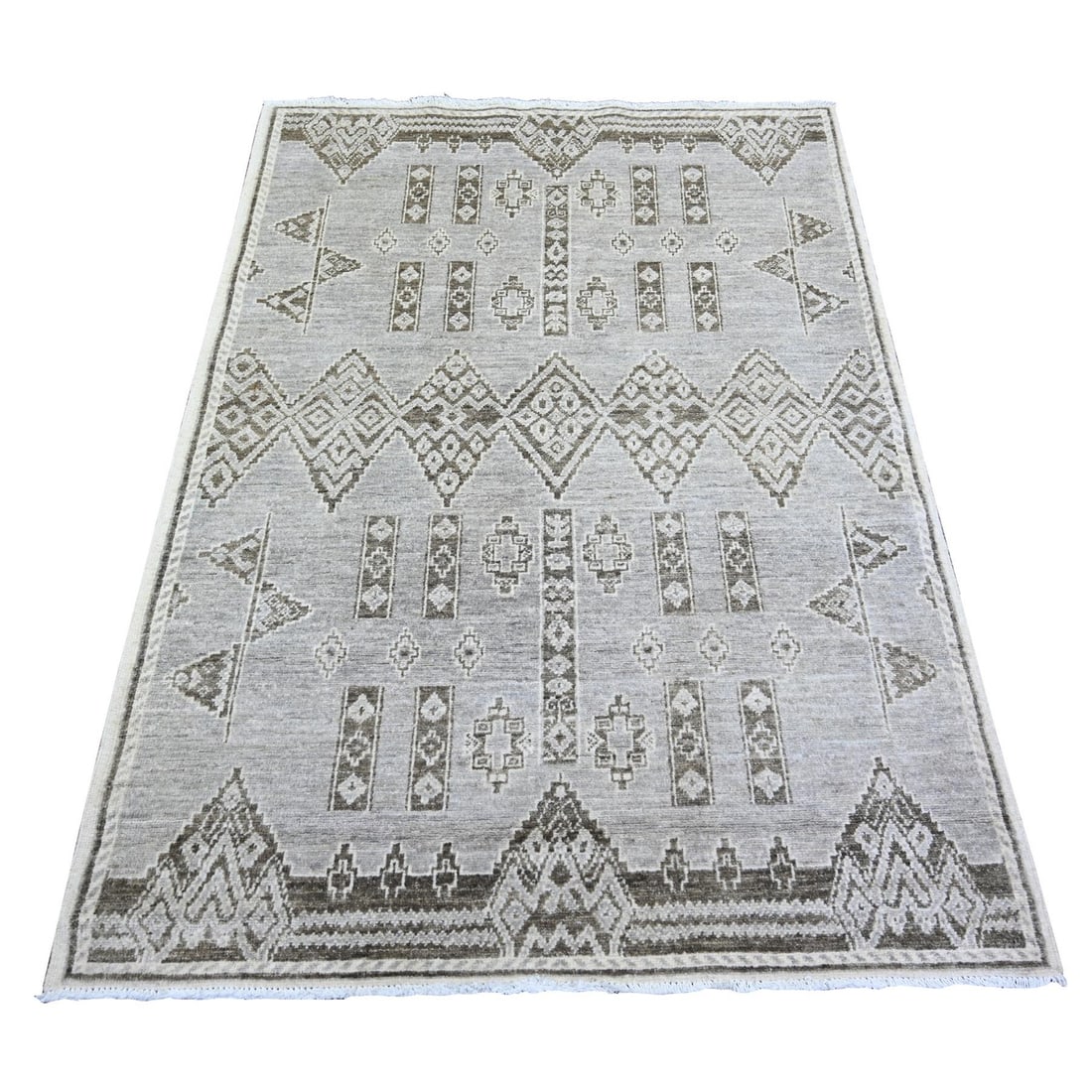 4'x5'8" Ash Gray Pure Wool Hand Knotted Fine Peshawar Oriental Rug: 4'x5'8" Ash Gray Pure Wool Hand Knotted Fine Peshawar Oriental Rug This stunning Ash Gray Pure Wool Hand Knotted Fine Peshawar Oriental Rug boasts a rectangular field with a subtle grey color and no b