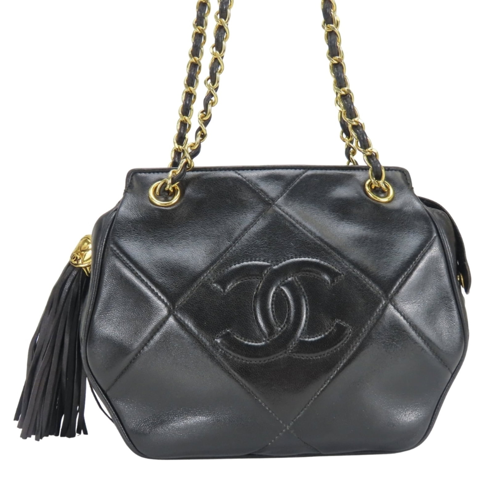 Shoulder Bag Leather Chanel: Shoulder Bag Leather Chanel Black lambskin leather shoulder bag with zipper closure, measuring 16.5cm x 21cm x 6.5cm and weighing 495g. This stylish bag features a strap length of 95.5cm and is made f