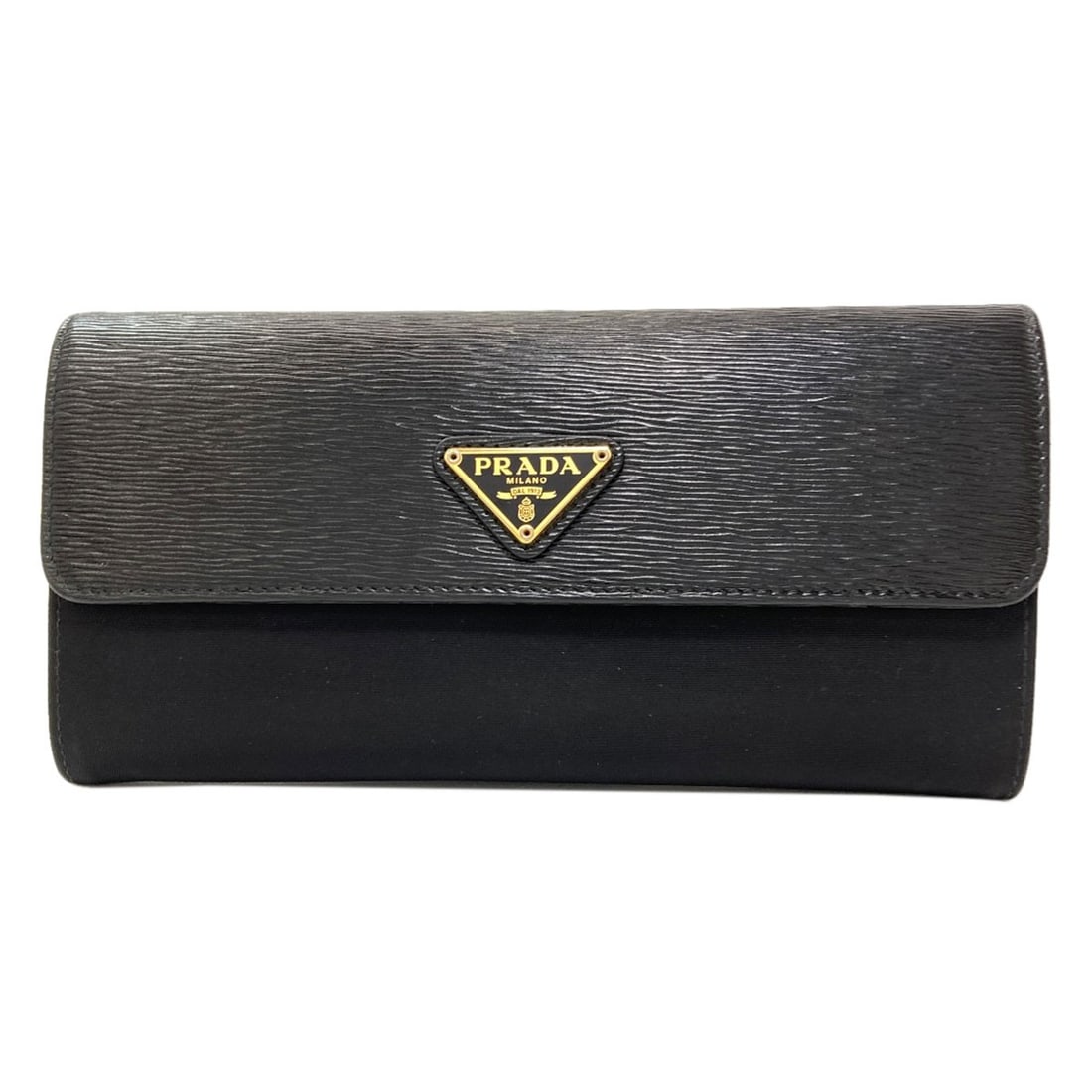 Nylon long wallet with coin pocket from Prada triangle.: Nylon long wallet with coin pocket from Prada triangle. Black nylon long wallet with coin pocket from Prada triangle, featuring a sleek design and practical storage solution. The item's exterior is ma