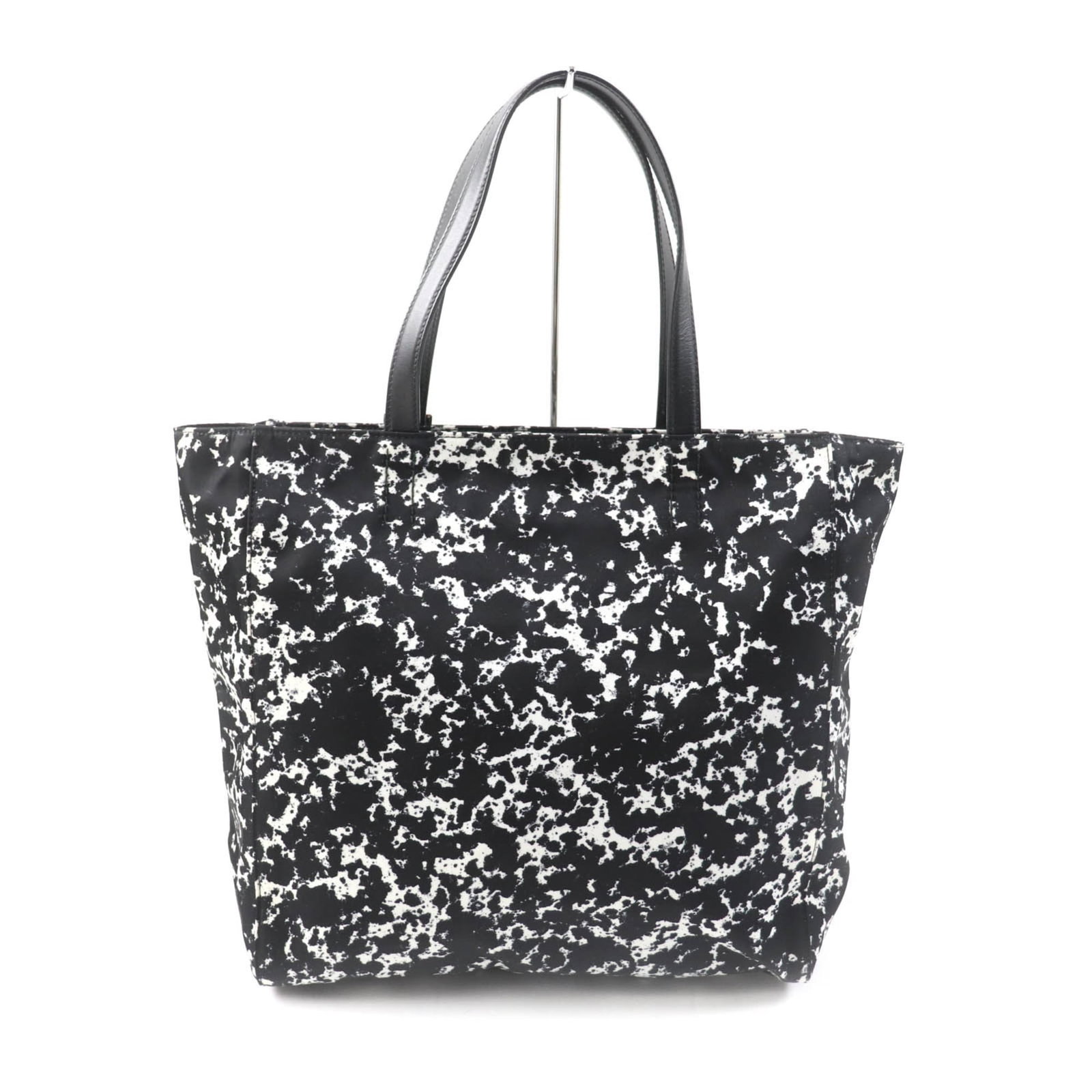 Tote bag by bally: Tote bag by bally Black and white Bally tote bag with zipper closure, open inner pocket, and two outer pockets. The bag features a durable design with a dust bag for storage. Measuring 33cm x 46cm x 1