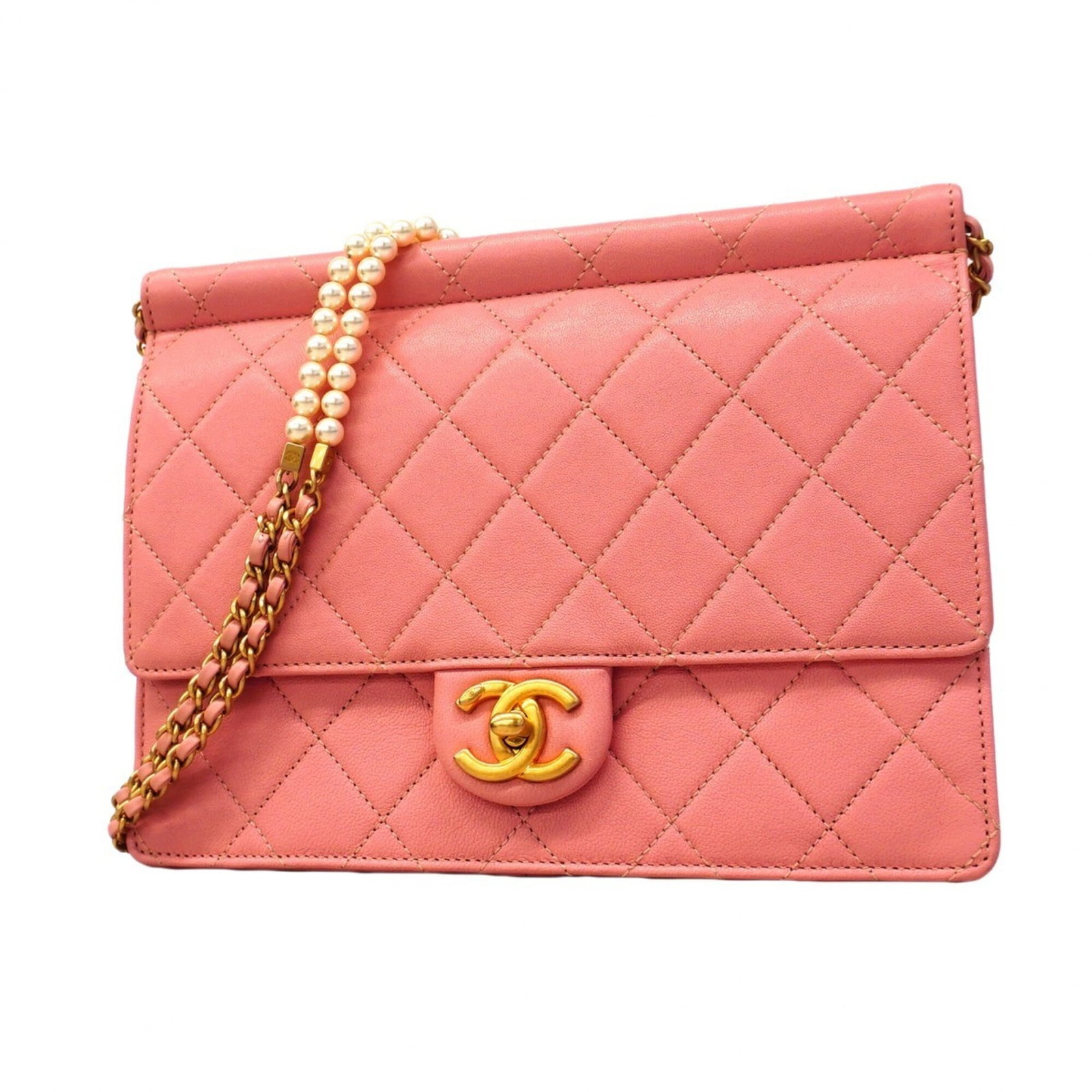 Shoulder Bag Leather Chanel: Shoulder Bag Leather Chanel Pink leather shoulder bag with gold hardware, measuring 18cm x 24cm x 4cm. This Chanel bag features the iconic brand's signature style and design elements. Made from high-q