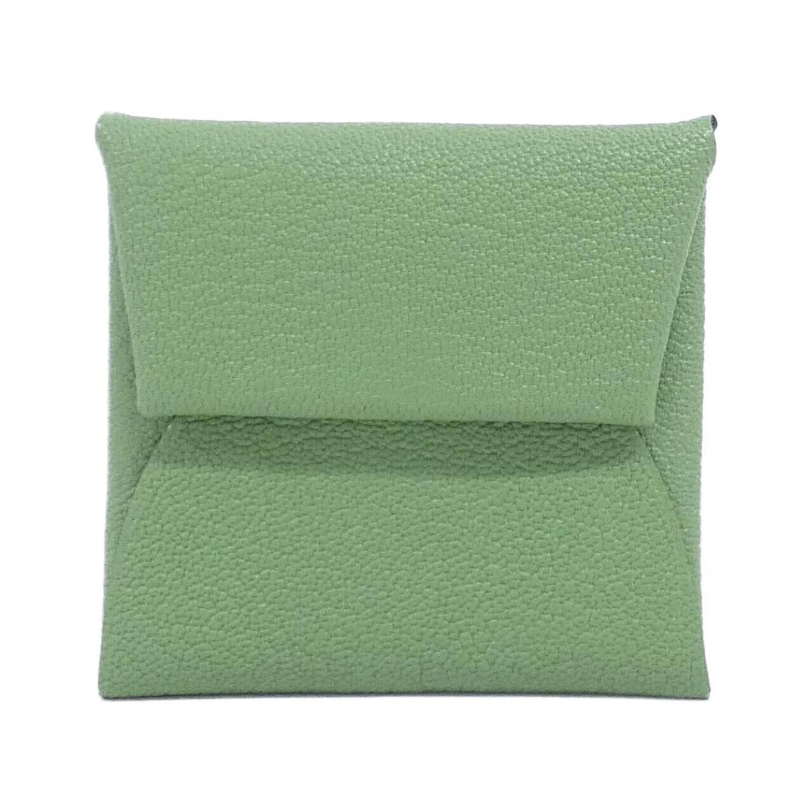 Chevre leather purse coin case Hermes: Chevre leather purse coin case Hermes Chevre leather purse coin case from Hermes Bastia, featuring a unique blend of style and sophistication. This compact and elegant accessory showcases the signatur