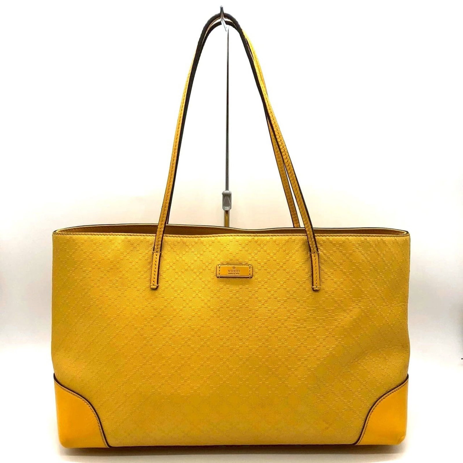 Shoulder Bag Leather Tote Gucci: Shoulder Bag Leather Tote Gucci Yellow Gucci Diamante Leather Shoulder Bag, measuring 23cm x 38cm x 15cm, features a hook closure and a handle length of 57cm. Made from high-quality leather, this tote