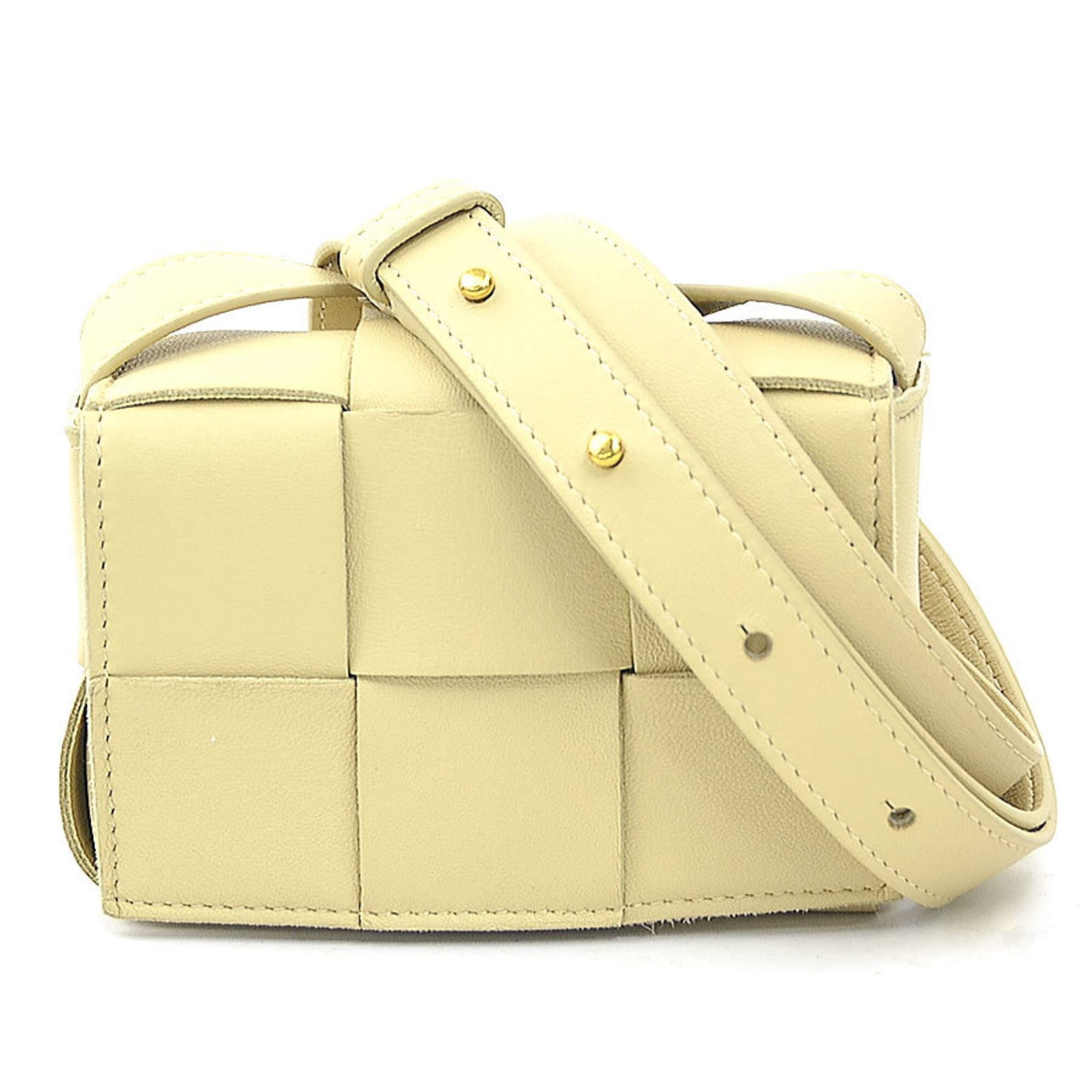 Bottega Veneta Shoulder Bag Leather: Bottega Veneta Shoulder Bag Leather Bottega Veneta's iconic shoulder bag boasts sleek, beige leather with precise dimensions, measuring 9cm x 12.5cm x 4.5cm. Crafted from high-quality leather, this st