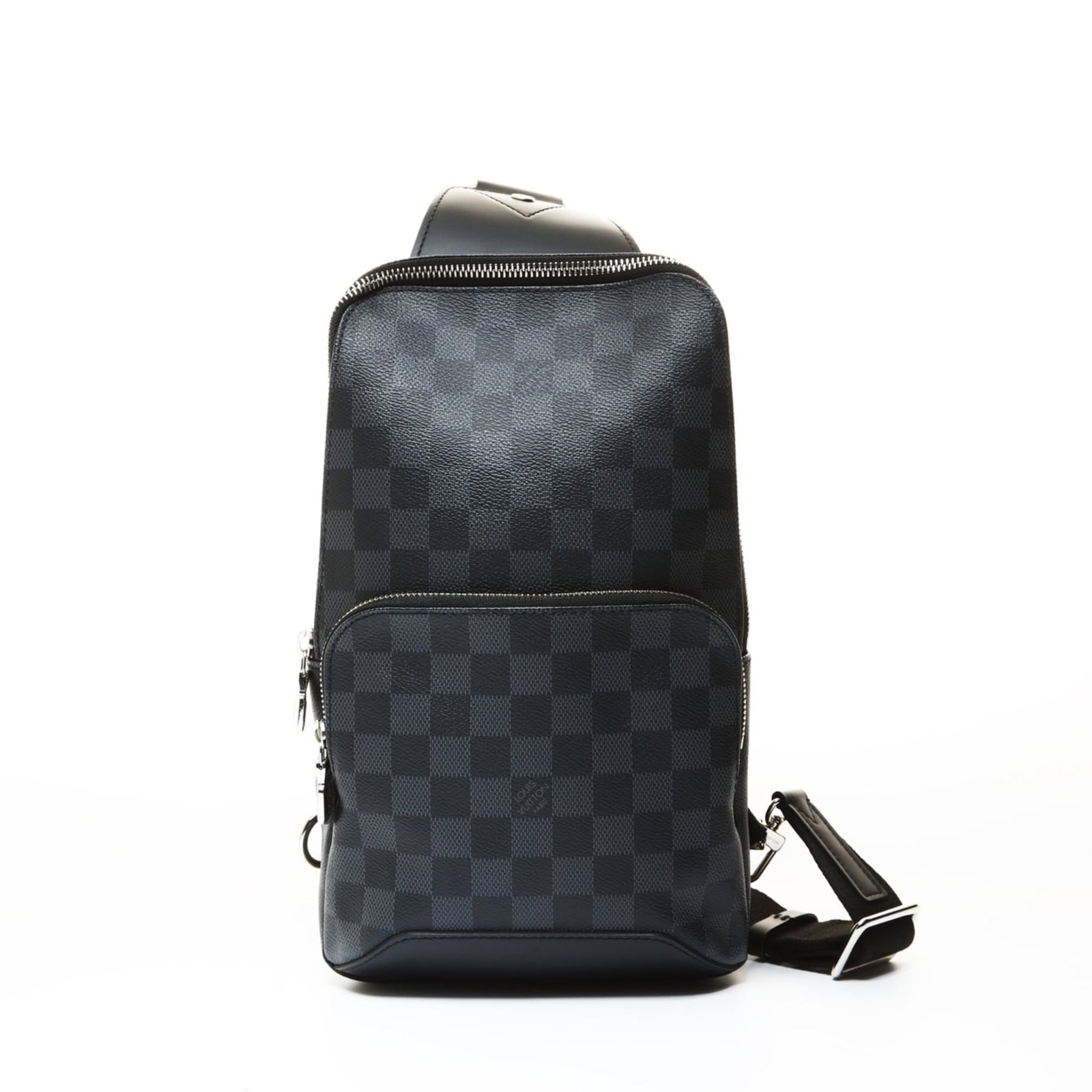 Louis Vuitton Shoulder Bag Damier Graphite: Louis Vuitton Shoulder Bag Damier Graphite The Louis Vuitton Shoulder Bag Damier Graphite boasts a sleek black design, characteristic of the iconic Damier Graphite pattern. Measuring 31cm x 20cm x 5cm