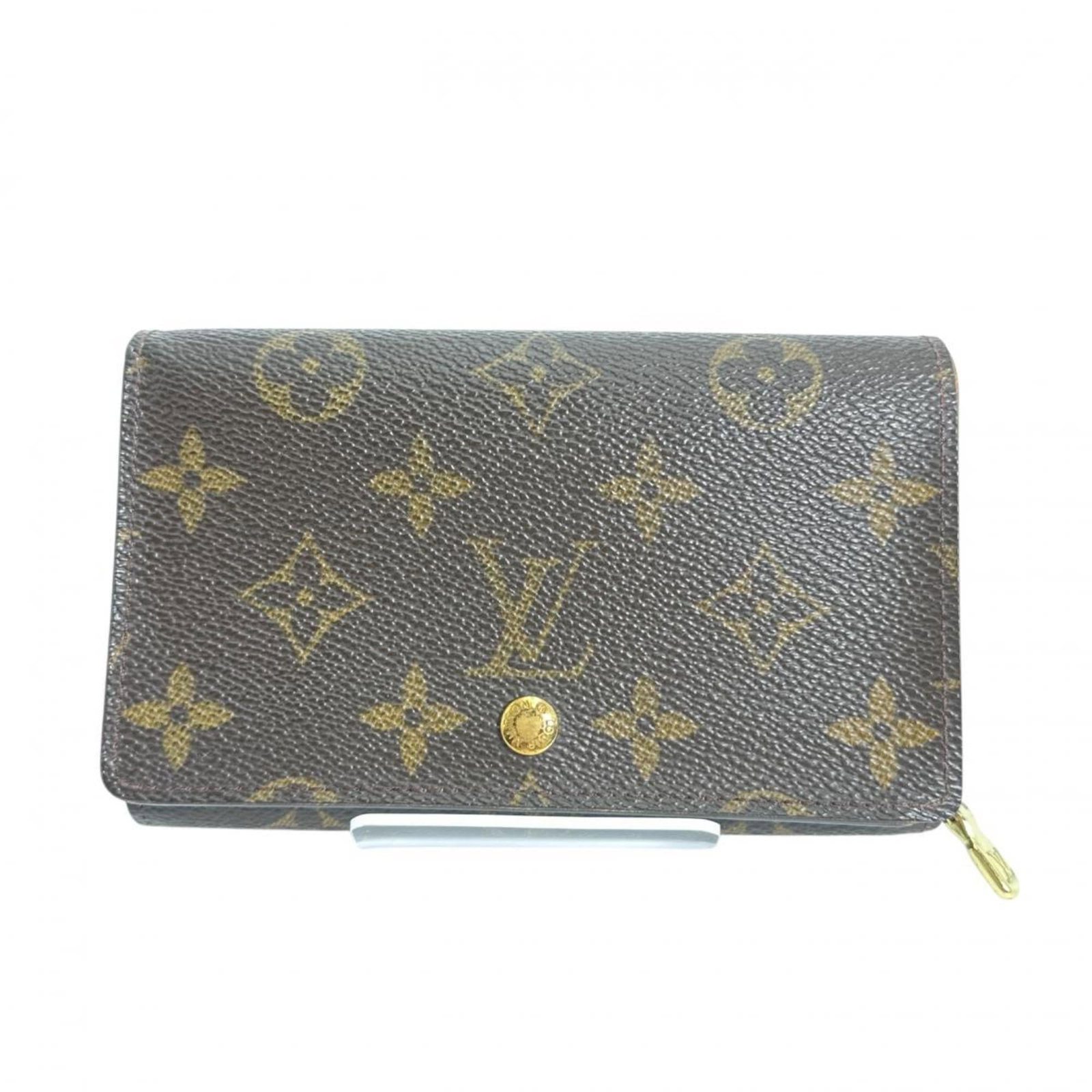 Monogram Canvas Bi Fold Louis Vuitton Wallet: Monogram Canvas Bi Fold Louis Vuitton Wallet Monogram Canvas Bi Fold Louis Vuitton Wallet. Made from high-quality canvas, this bi-fold wallet features the iconic Louis Vuitton monogram pattern in a cl