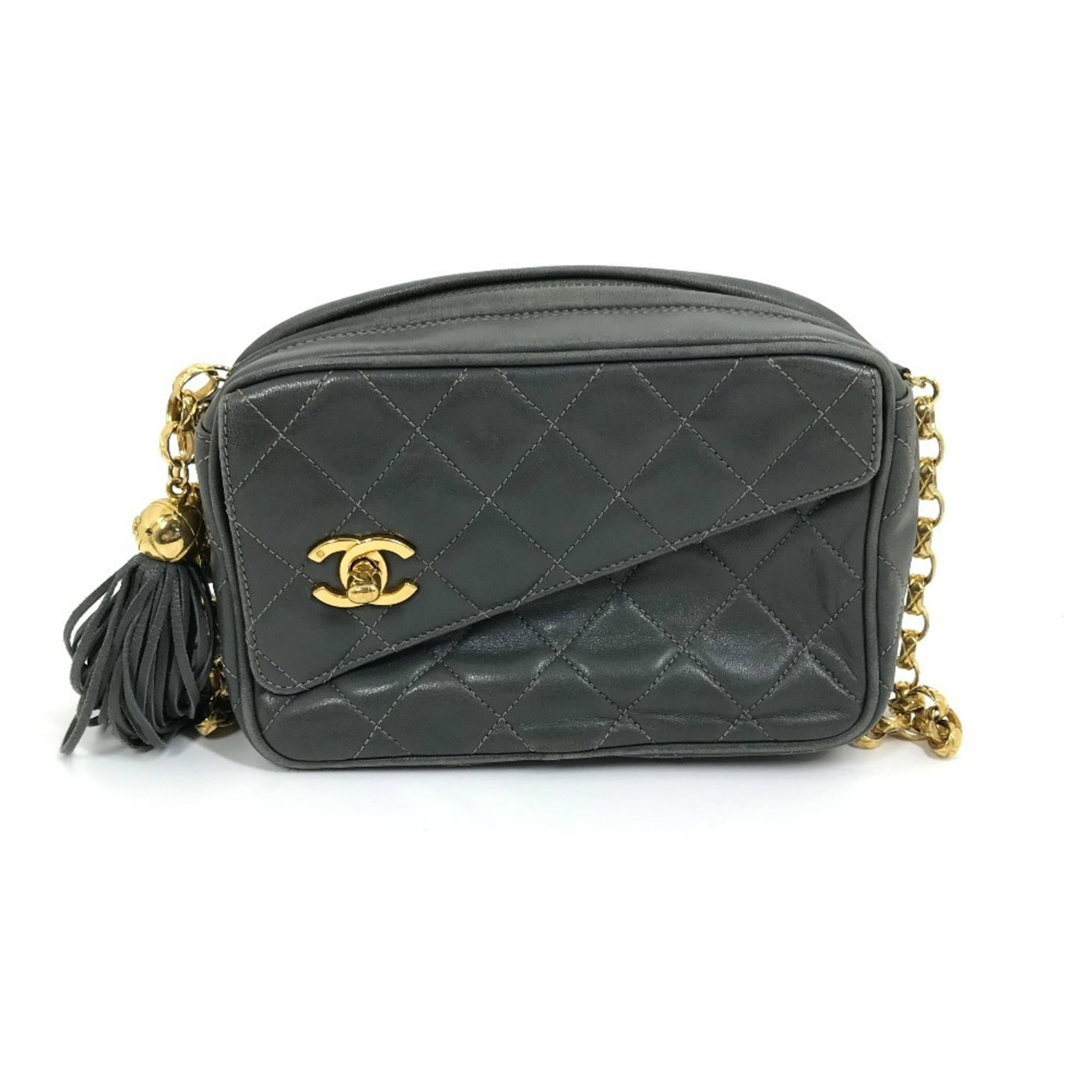 Shoulder Bag Leather Chanel: Shoulder Bag Leather Chanel This genuine shoulder bag features high-quality leather and a classic design. Measuring 17.5cm wide, 12cm high, and 6.8cm deep, it has a comfortable shoulder strap that rea