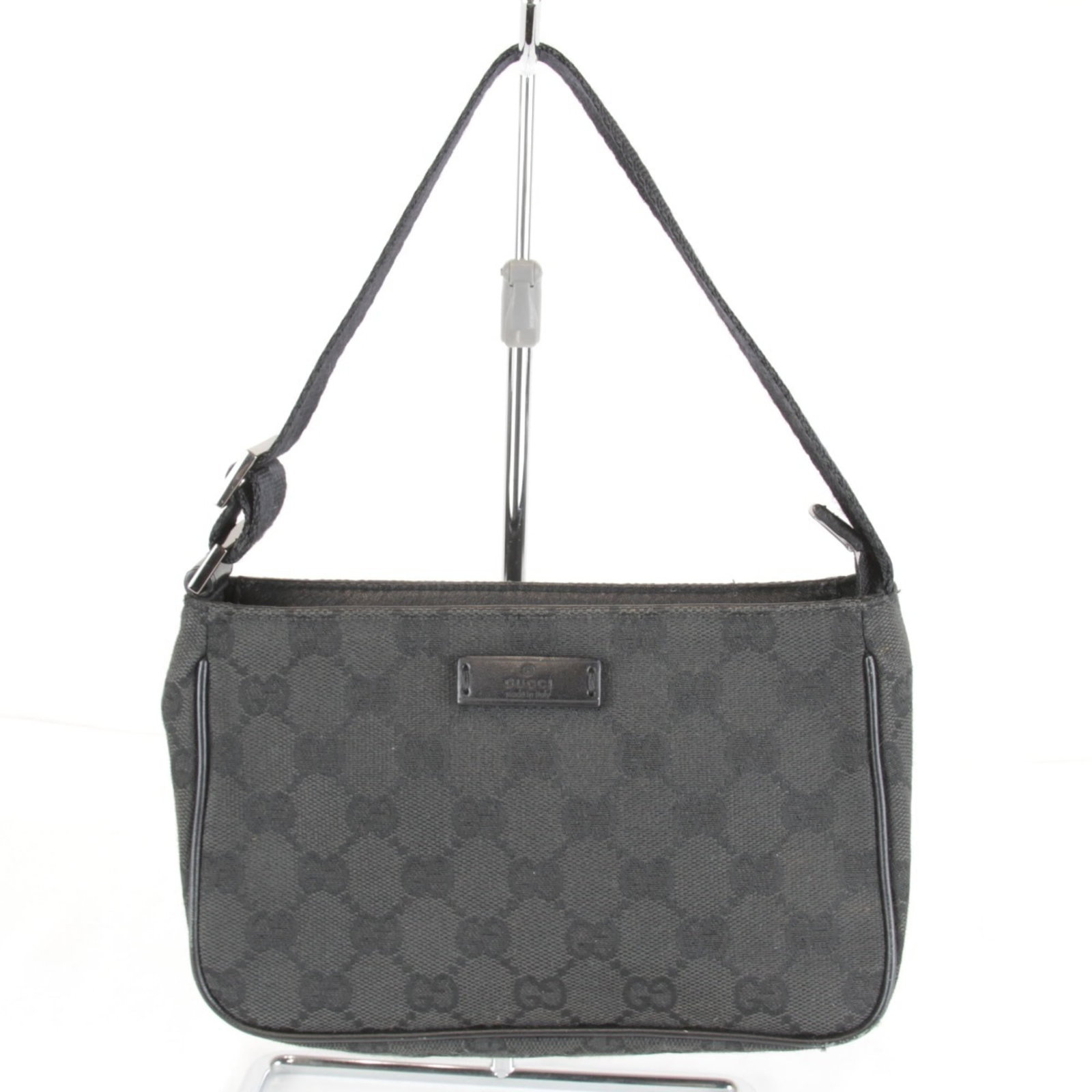 Gucci canvas handbag: Gucci canvas handbag Gucci canvas handbag in black, featuring the iconic GG canvas design. Made from high-quality material, this stylish bag measures 12cm x 19cm x 8cm and has a sleek, compact size