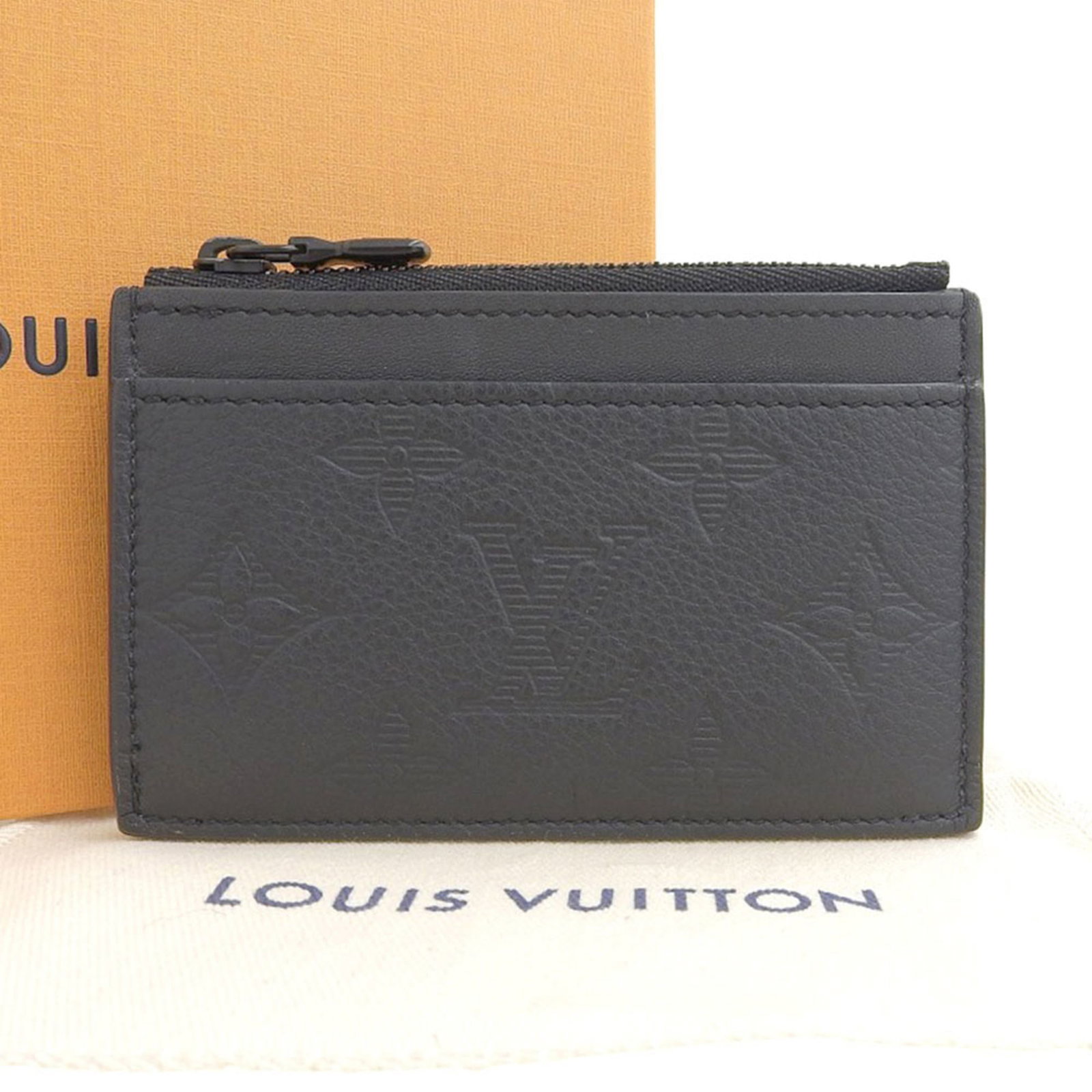 Coin purse monogram shadow Louis Vuitton coin case: Coin purse monogram shadow Louis Vuitton coin case Monogram Shadow coin purse by Louis Vuitton, featuring the iconic monogram pattern in black. This sleek and sophisticated case measures 7cm x 11cm x 