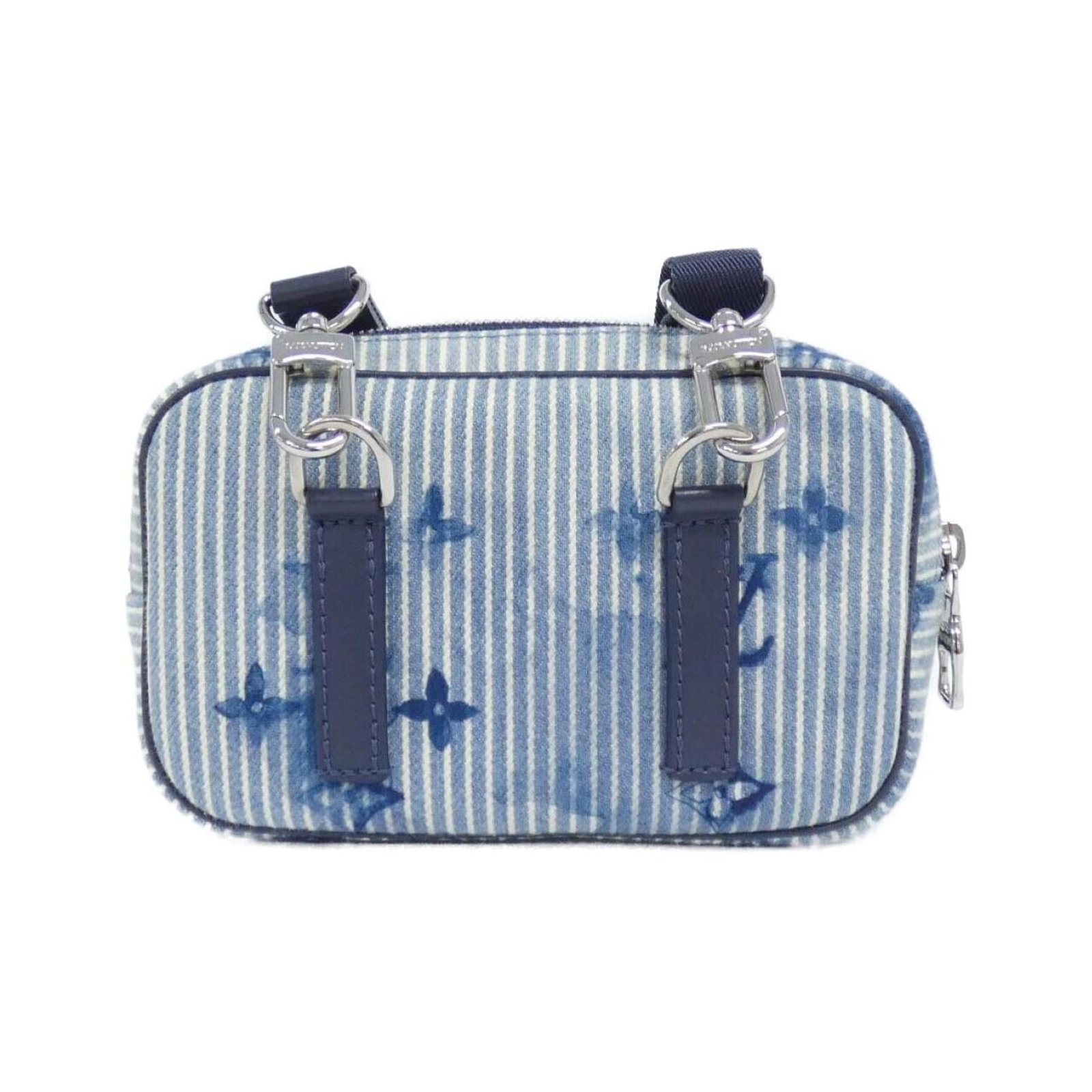 Canvas shoulder bag by Louis Vuitton: Canvas shoulder bag by Louis Vuitton Navy canvas shoulder bag with silver hardware, featuring the iconic Monogram pattern. This stylish and compact pochette measures 12cm x 16cm x 7cm and weighs 260g,