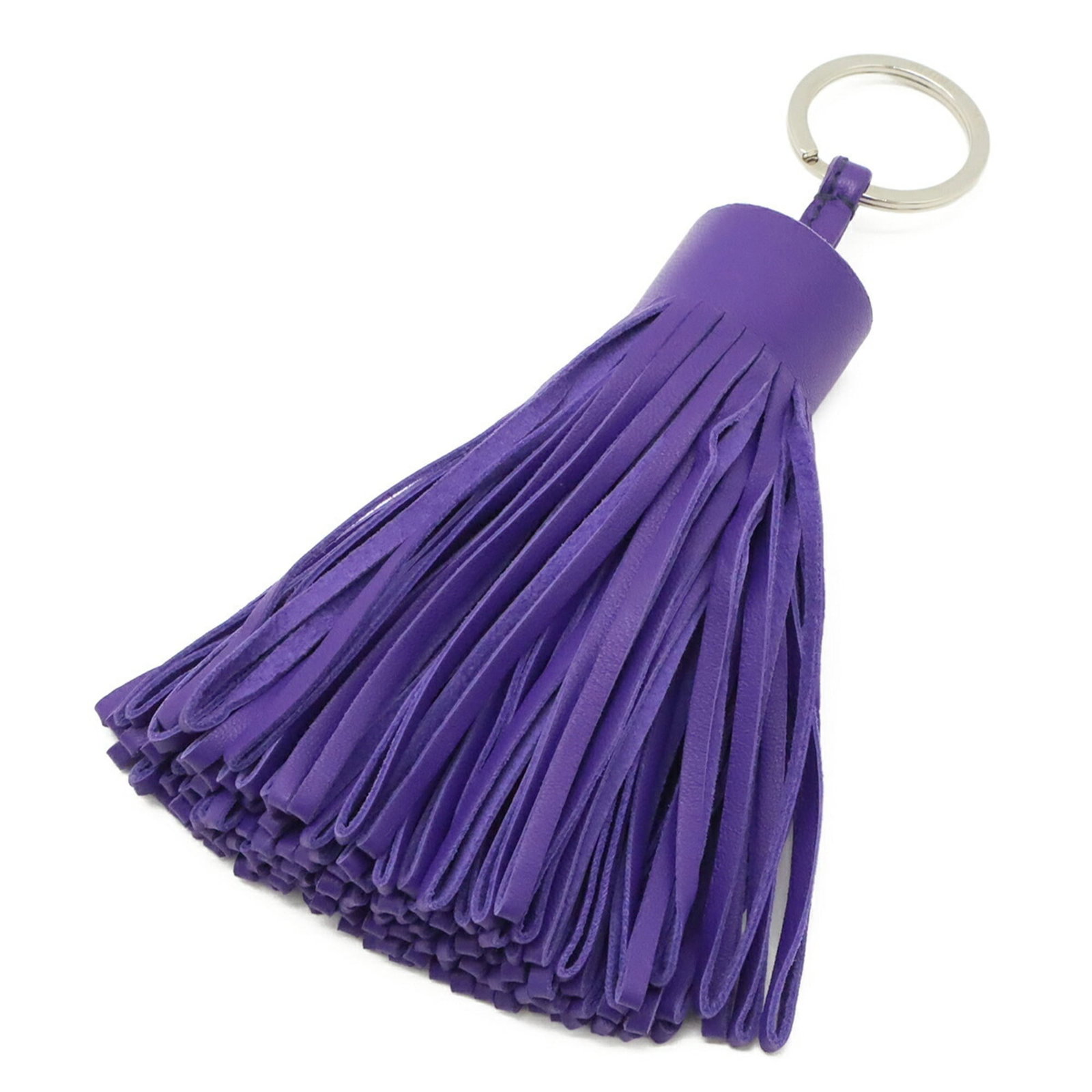 Keyring Agneau Hermes Milo: Keyring Agneau Hermes Milo Agneau Milo, a luxurious material, gives the Keyring Carmen from Hermes its distinctive sheen. This purple keyring showcases the brand's signature style and attention to det