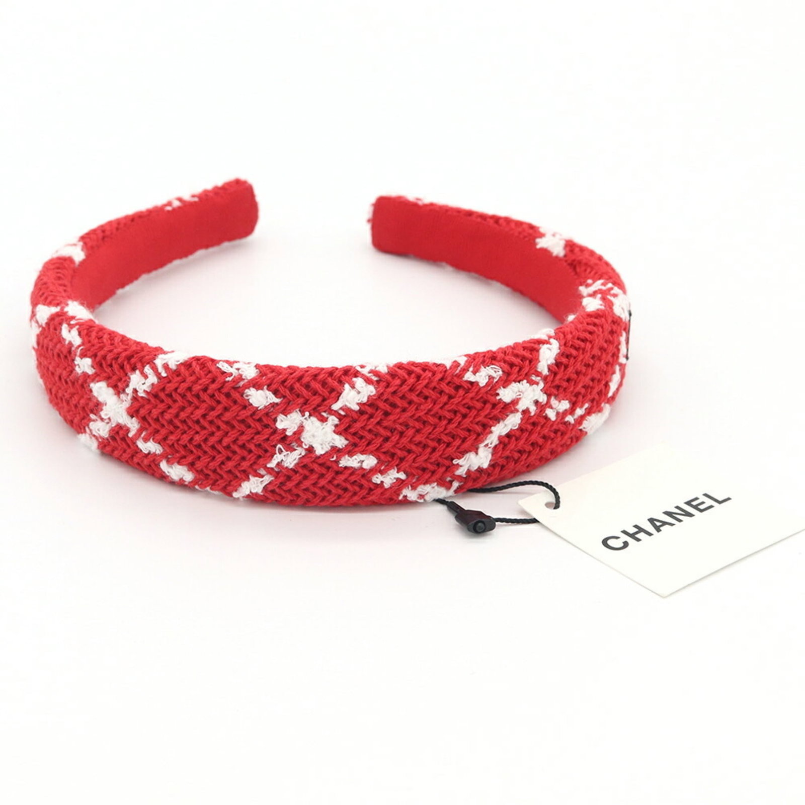 Cotton band by Alice Chanel: Cotton band by Alice Chanel Cotton band by Alice Chanel, made from high-quality cotton material in a bold red color. Measuring 3cm x 1.18'' in size, this small accessory showcases the iconic