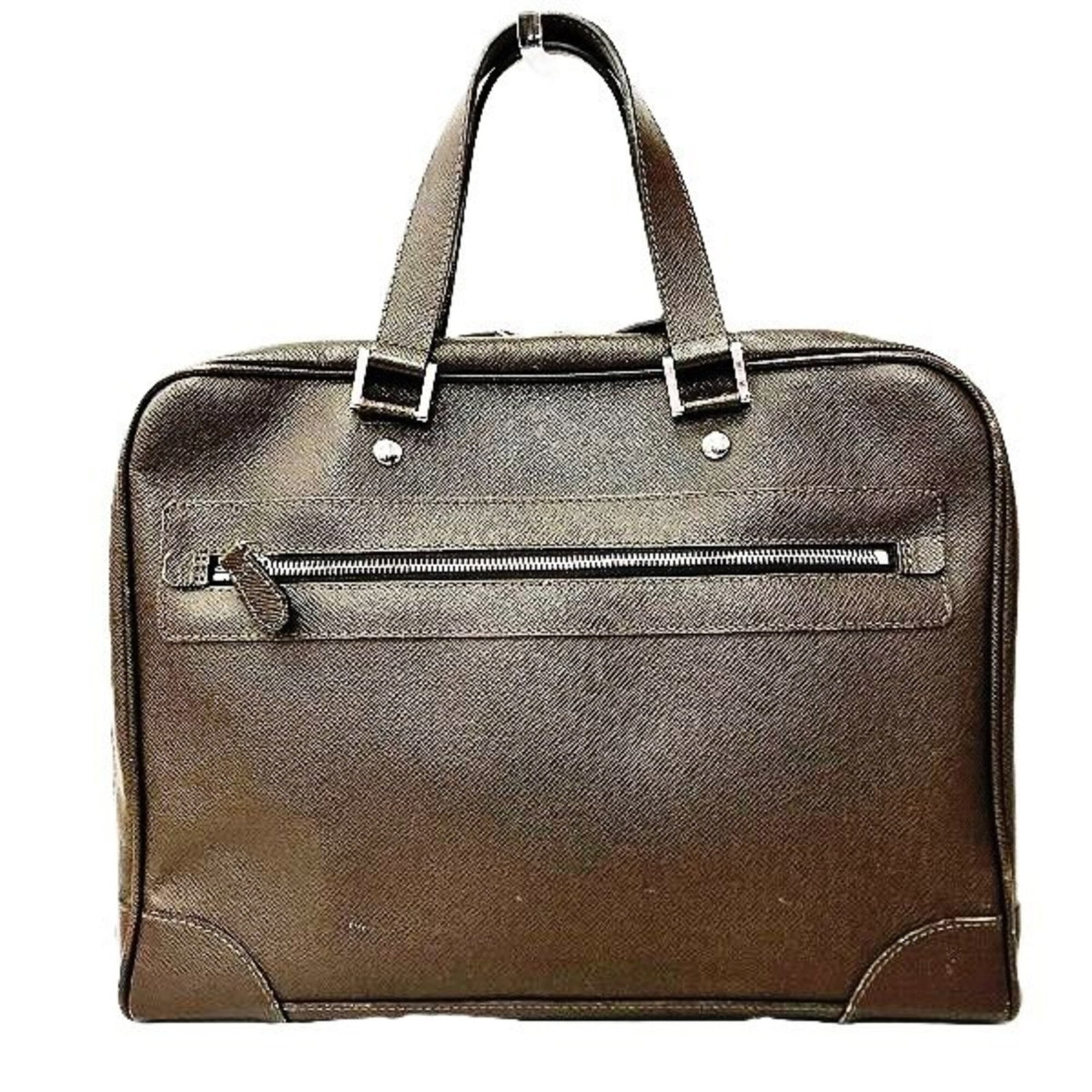Louis Vuitton Briefcase Handbag Taiga Leather: Louis Vuitton Briefcase Handbag Taiga Leather Taiga leather briefcase handbag from Louis Vuitton, featuring a classic design with a brown and grizzly color combination. Measuring 29cm x 37cm x 8cm,