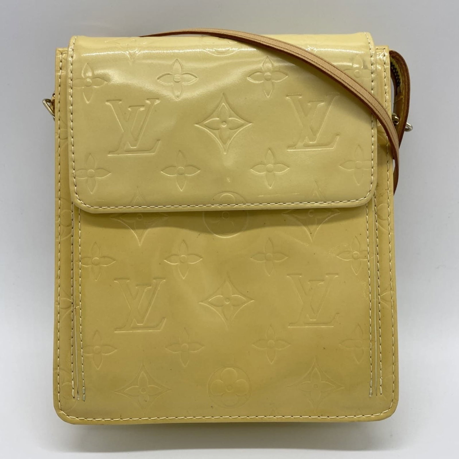 Louis Vuitton Pochette Shoulder Bag Monogram Vernis: Louis Vuitton Pochette Shoulder Bag Monogram Vernis Monogram Vernis details add a touch of luxury to this iconic Louis Vuitton Pochette Shoulder Bag, featuring a vibrant yellow color that stands out. 