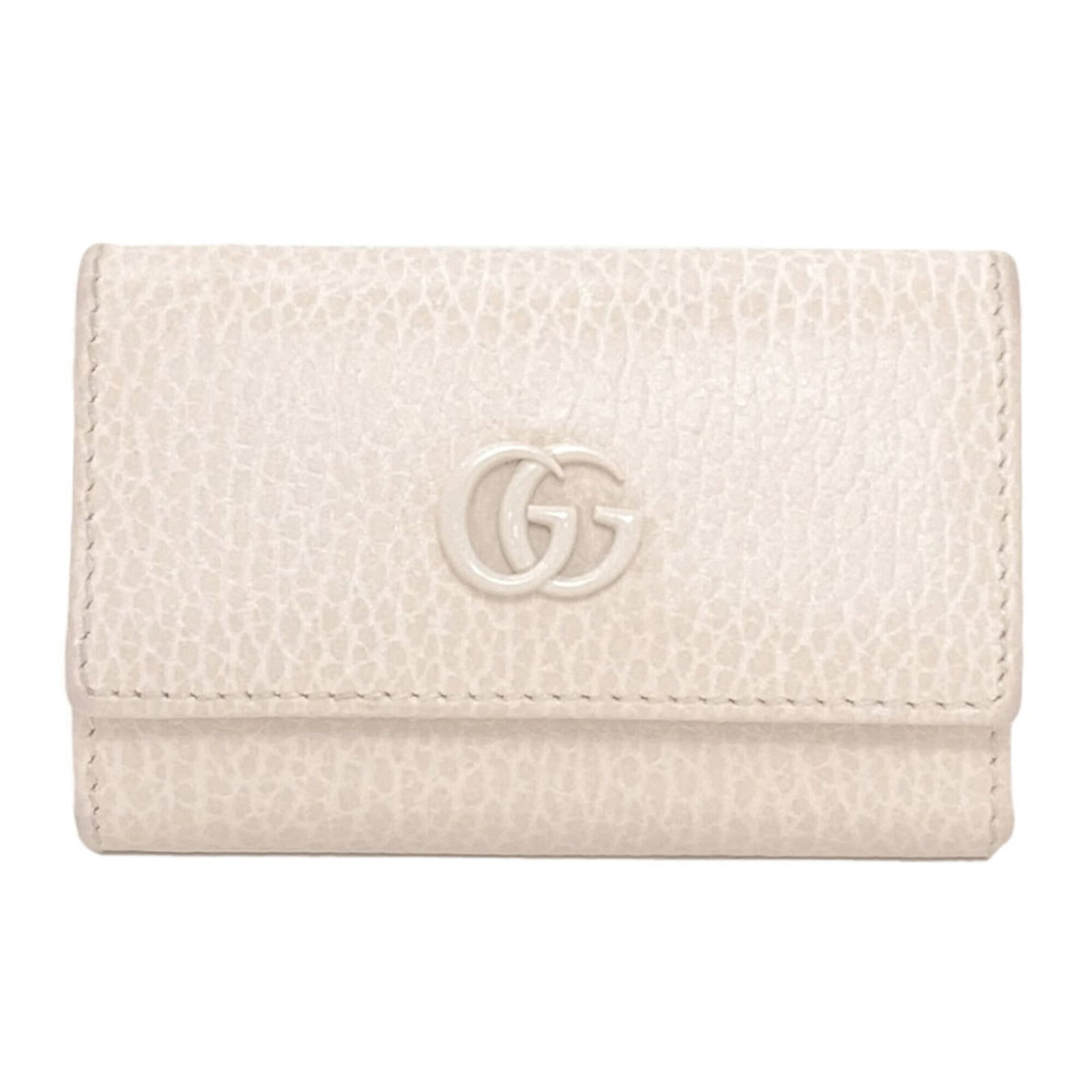 Keycase by Gucci: Keycase by Gucci White Gucci keycase with dimensions 6.5cm x 9.5cm x 2cm, bearing the brand's signature logo and style. This compact case features a sleek design that complements any handbag or wallet