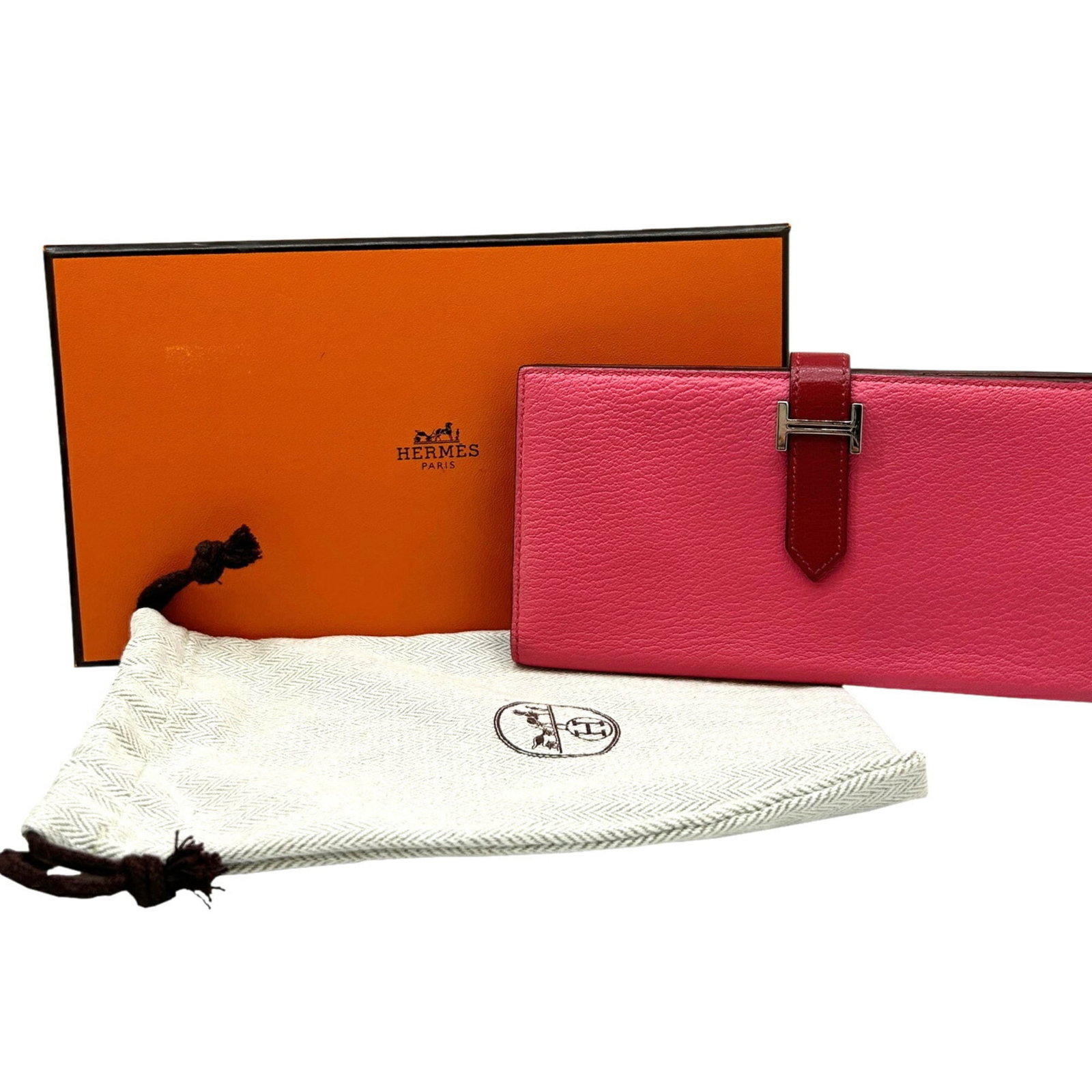 Long Wallet Bi Fold Chevre Leather: Long Wallet Bi Fold Chevre Leather Chevre leather provides a unique texture and aesthetic to this bi-fold long wallet, featuring a bicolor design with rouge garance accents. The compact size belies it