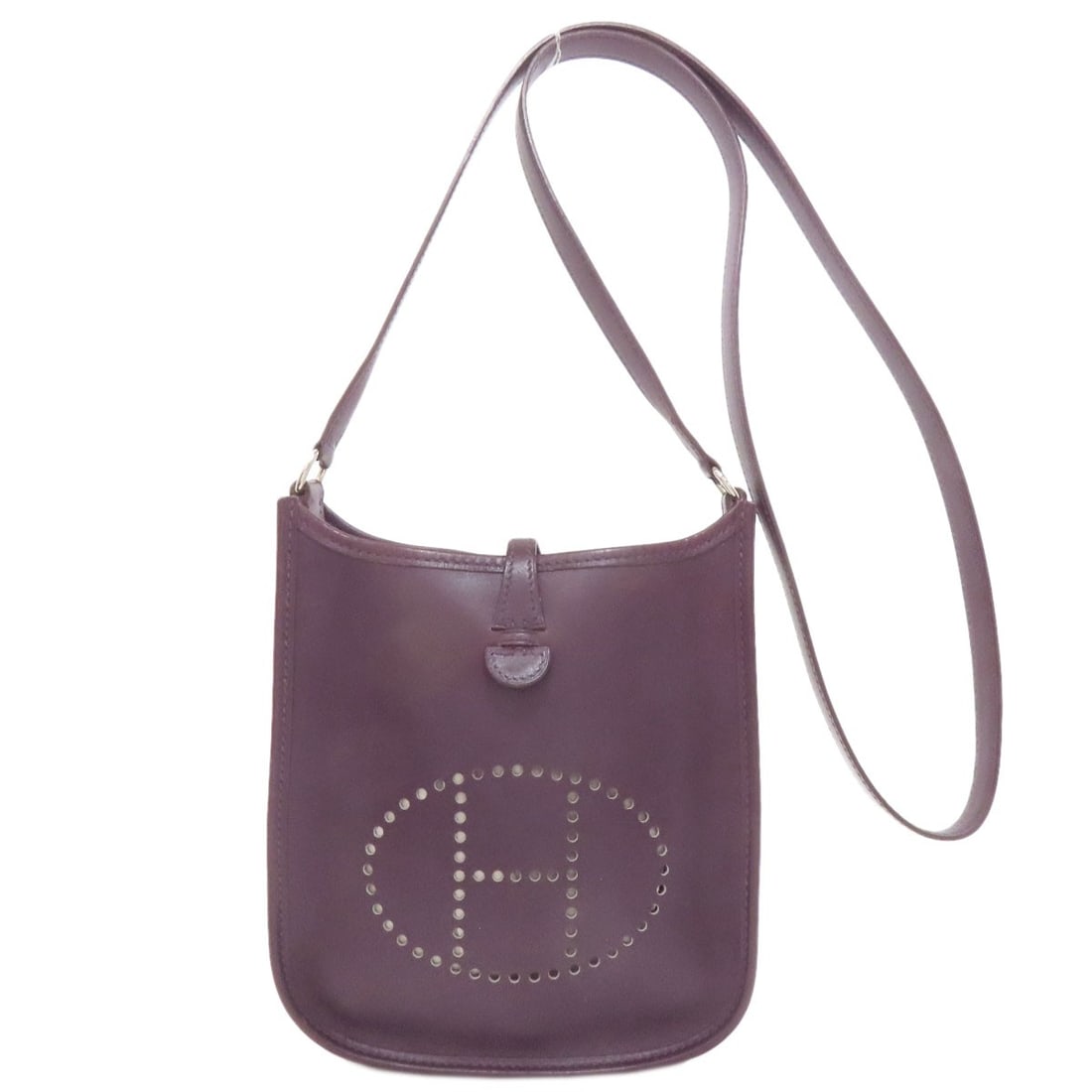 Hermes Evelynetpm Silverhardware Shoulder Bag Calf: Hermes Evelynetpm Silverhardware Shoulder Bag Calf Purple calf exterior, a striking hue, sets the tone for this elegant shoulder bag from HERMES. The silver hardware adds a touch of sophistication,