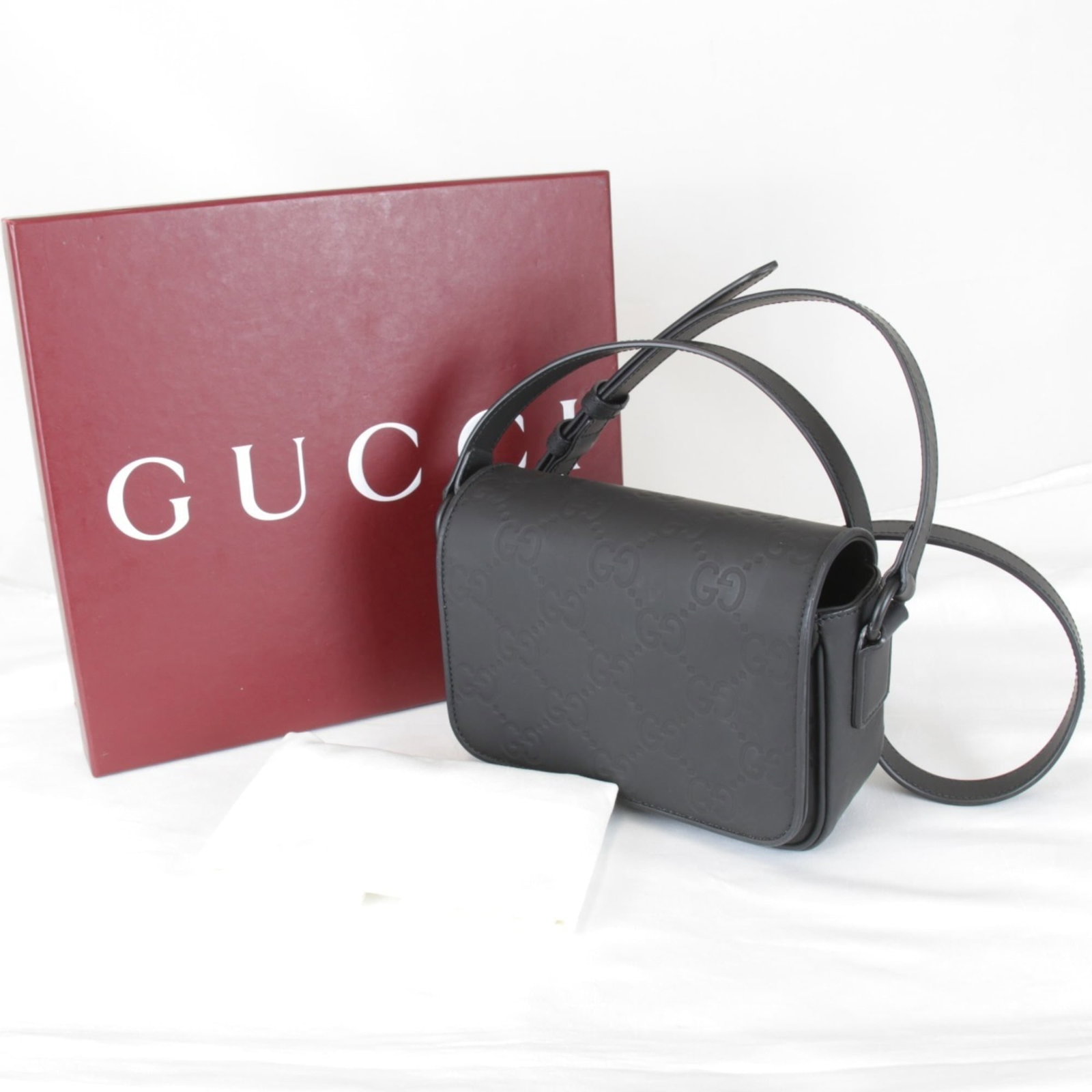 Rubber Bag Shoulder Gucci: Rubber Bag Shoulder Gucci Black rubber shoulder bag with Gucci branding, measuring 13cm x 17.5cm x 6cm and accompanied by a box and dust bag. This unique accessory showcases the brand's signature styl