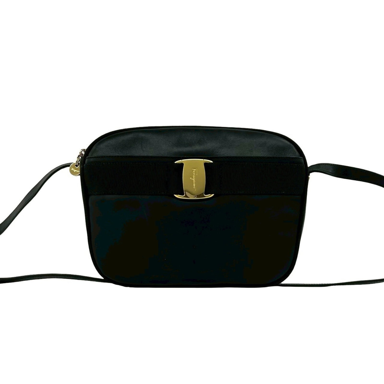 Ferragamo Salvatore shoulder bag leather pochette: Ferragamo Salvatore shoulder bag leather pochette Black leather pochette with signature from Salvatore Ferragamo, measuring 17cm x 20cm x 7cm. This classic shoulder bag features a timeless design and 