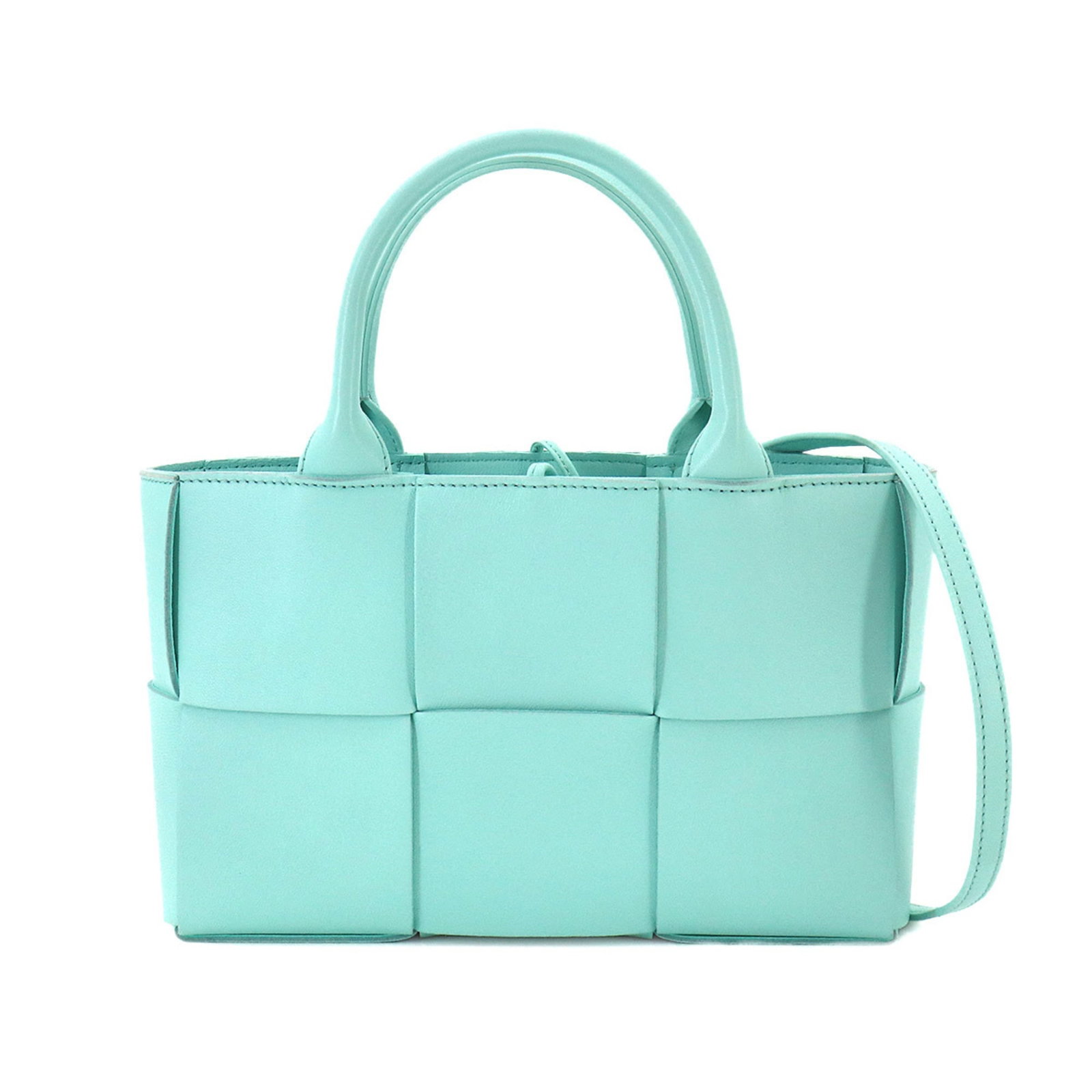 Leather handbag from Bottega Veneta: Leather handbag from Bottega Veneta Bottega Veneta's light blue leather handbag boasts sleek dimensions and a classic design, making it a stylish accessory for everyday use. The bag's Italian origin a