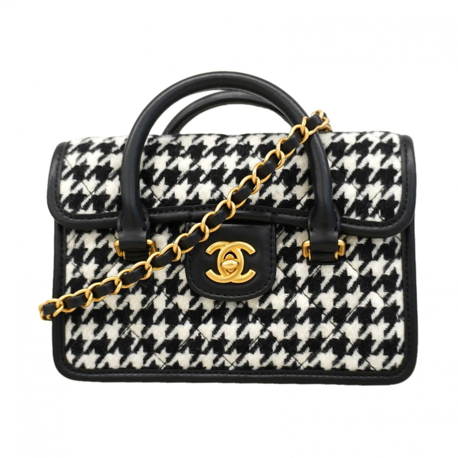 Handbag wool from Chanel: Handbag wool from Chanel The Chanel handbag wool is a unique and stylish accessory, featuring a sleek black and white design. Made from high-quality wool, it measures 13cm x 18.5cm x 5cm in size, maki