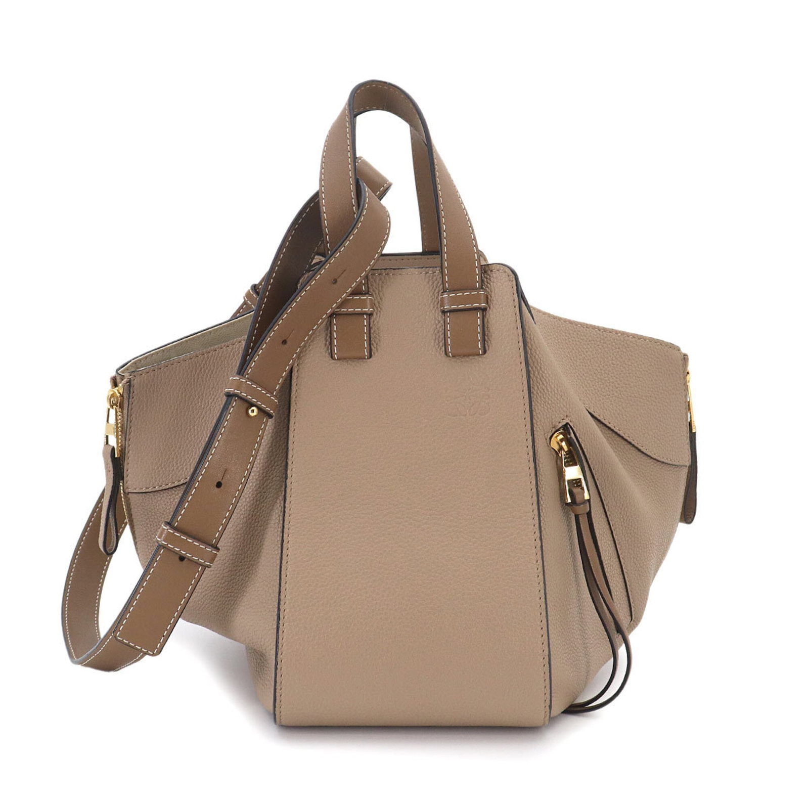 Handbag Leather from Loewe: Handbag Leather from Loewe Beige brown Loewe handbag made from high-quality leather, featuring gold hardware and adjustable straps. The bag measures 40cm x 24.5cm x 26cm and weighs 630g, with a