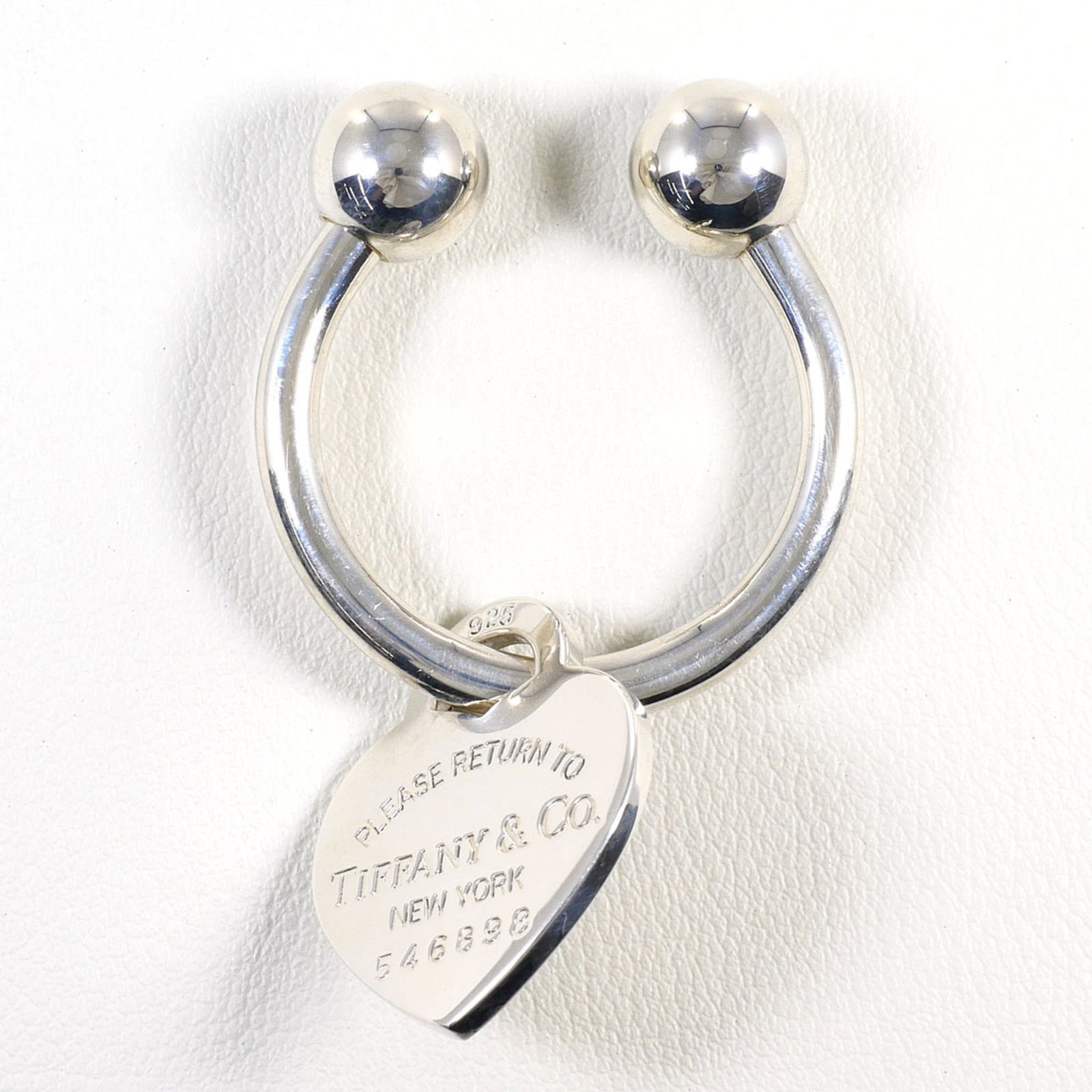 Keyring Silver Tiffany 925: Keyring Silver Tiffany 925 Silver Tiffany 925 Keyring: A sleek and elegant accessory, this keyring boasts a sturdy silver construction with a refined design. Made from high-quality 925 sterling silver